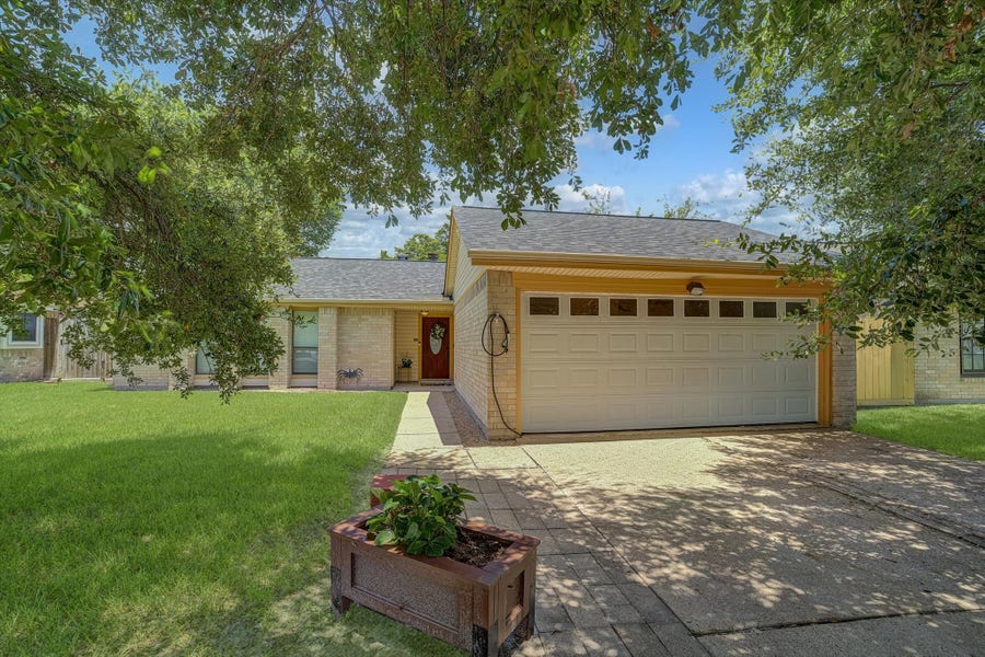Property photo for 742 Sugar Hill Drive, La Porte, TX