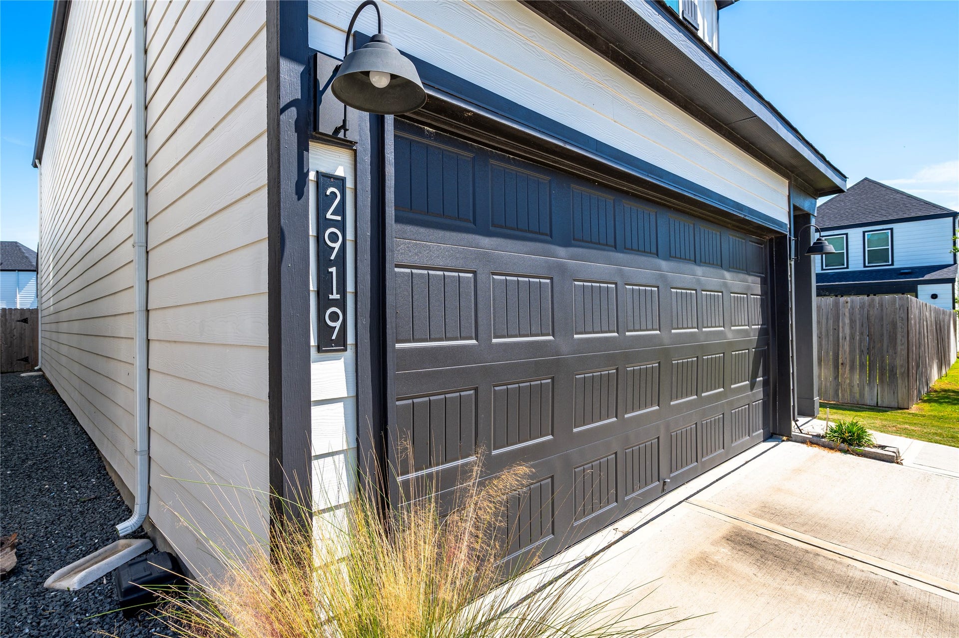2919 Crown Gate Drive, Houston, TX 77047 Upscale exterior accents and light fixtures.