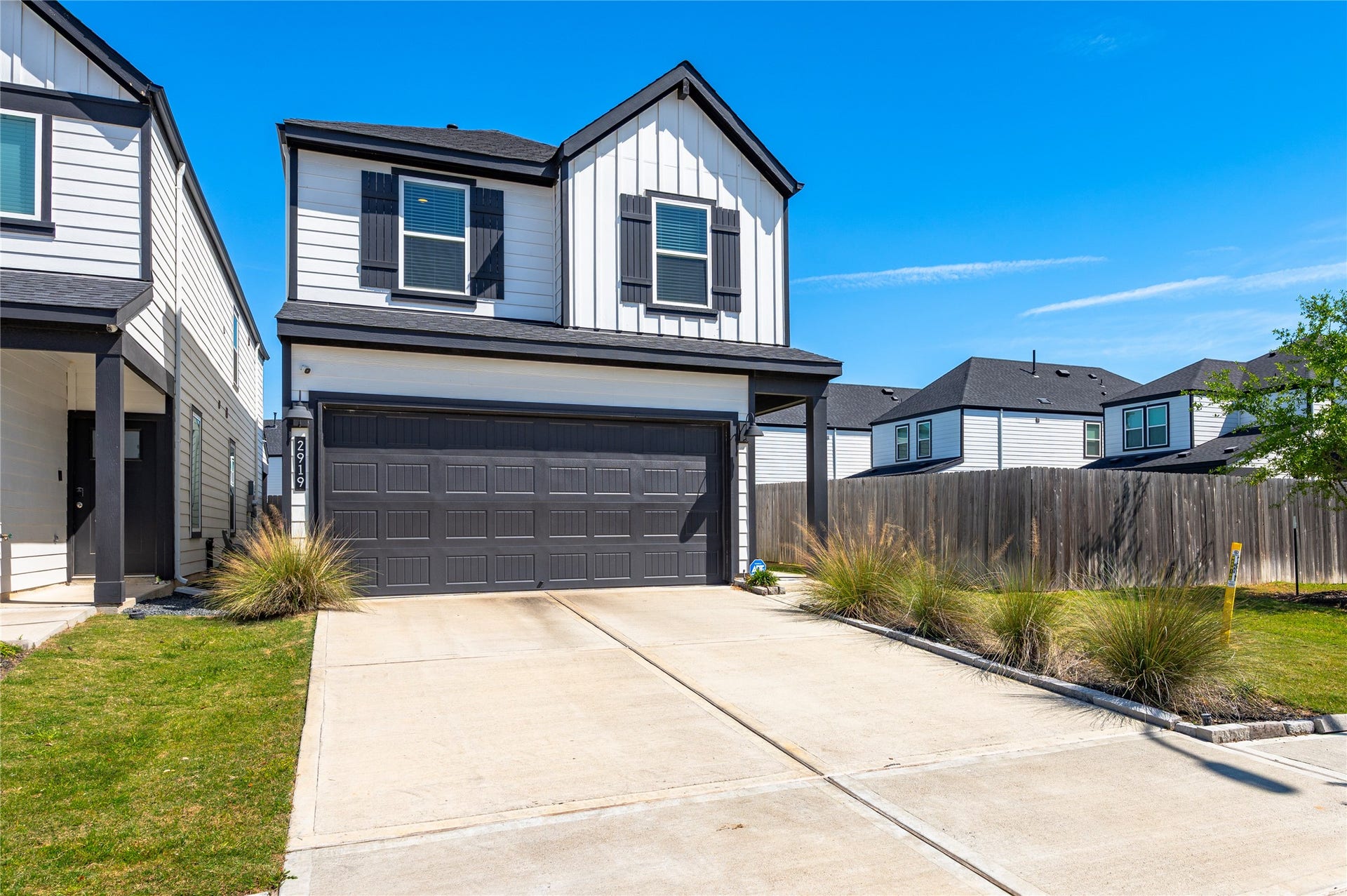 2919 Crown Gate Drive, Houston, TX 77047 Spacious and beautiful 3 bedroom 2.5 bath home located in the gated community of City Gate in great location to downtown Houston. Home is on premiere corner location.