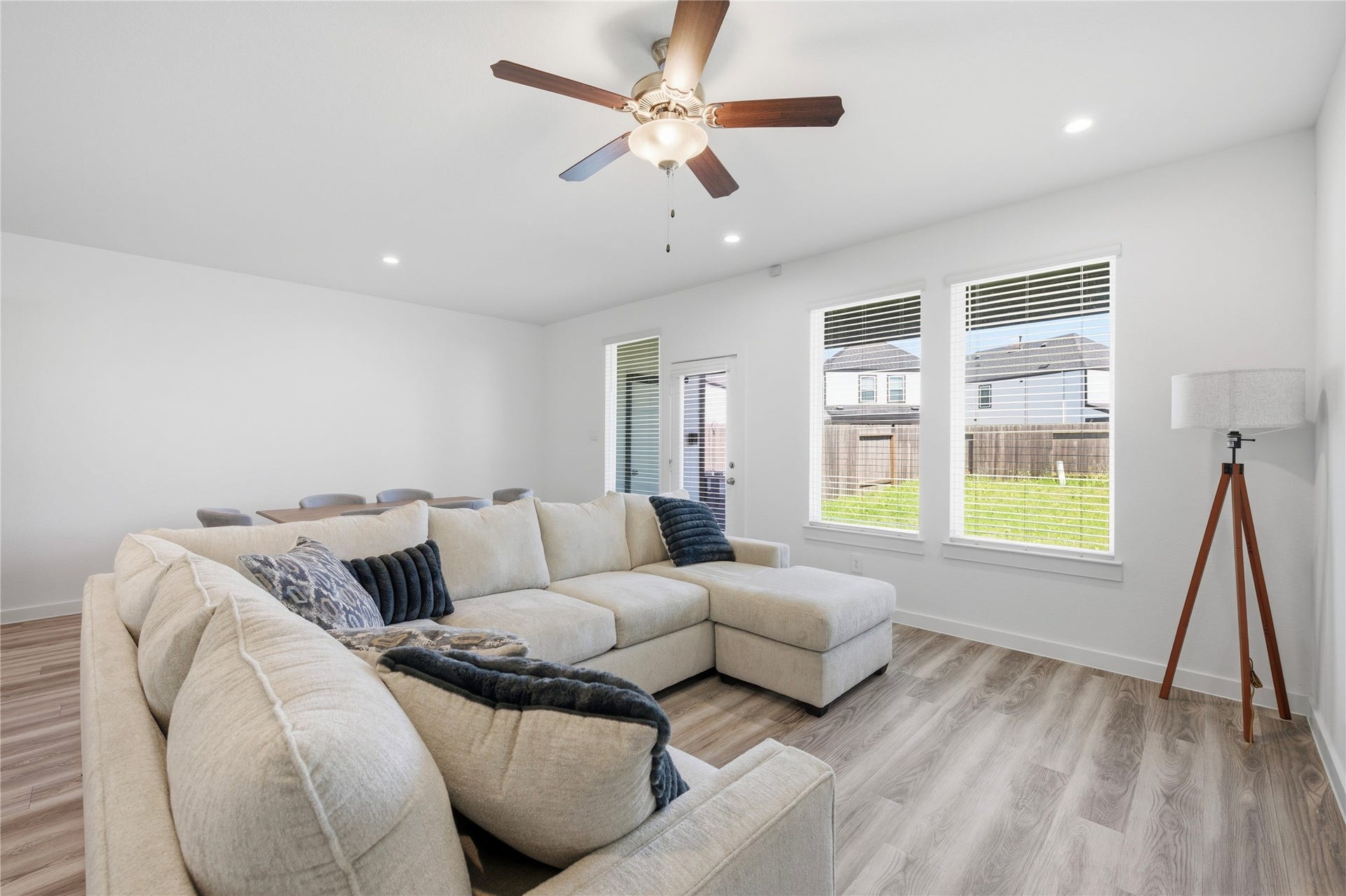 2919 Crown Gate Drive, Houston, TX 77047 Spacious living room with backyard views.