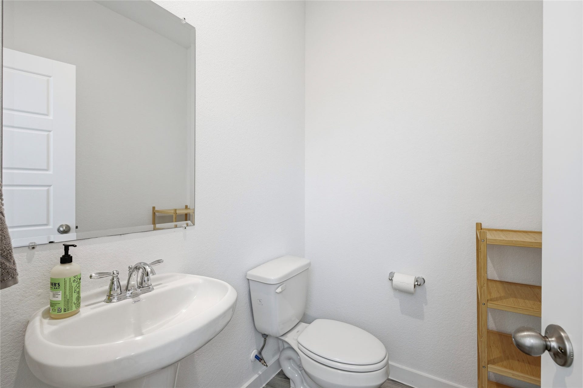 2919 Crown Gate Drive, Houston, TX 77047 Half bath on the 1st level.