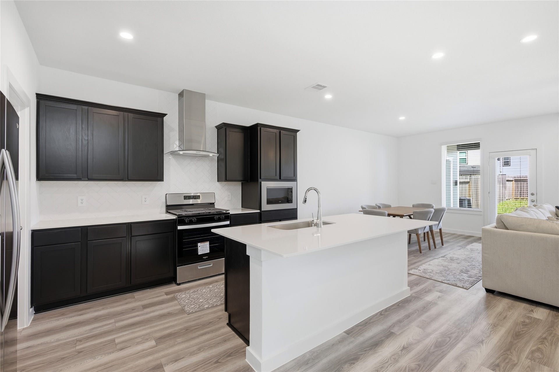 2919 Crown Gate Drive, Houston, TX 77047 Beautiful and spacious island kitchen.