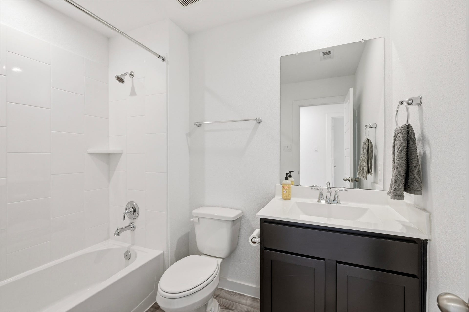 2919 Crown Gate Drive, Houston, TX 77047 Full sized spare bath with shower/tub combo.