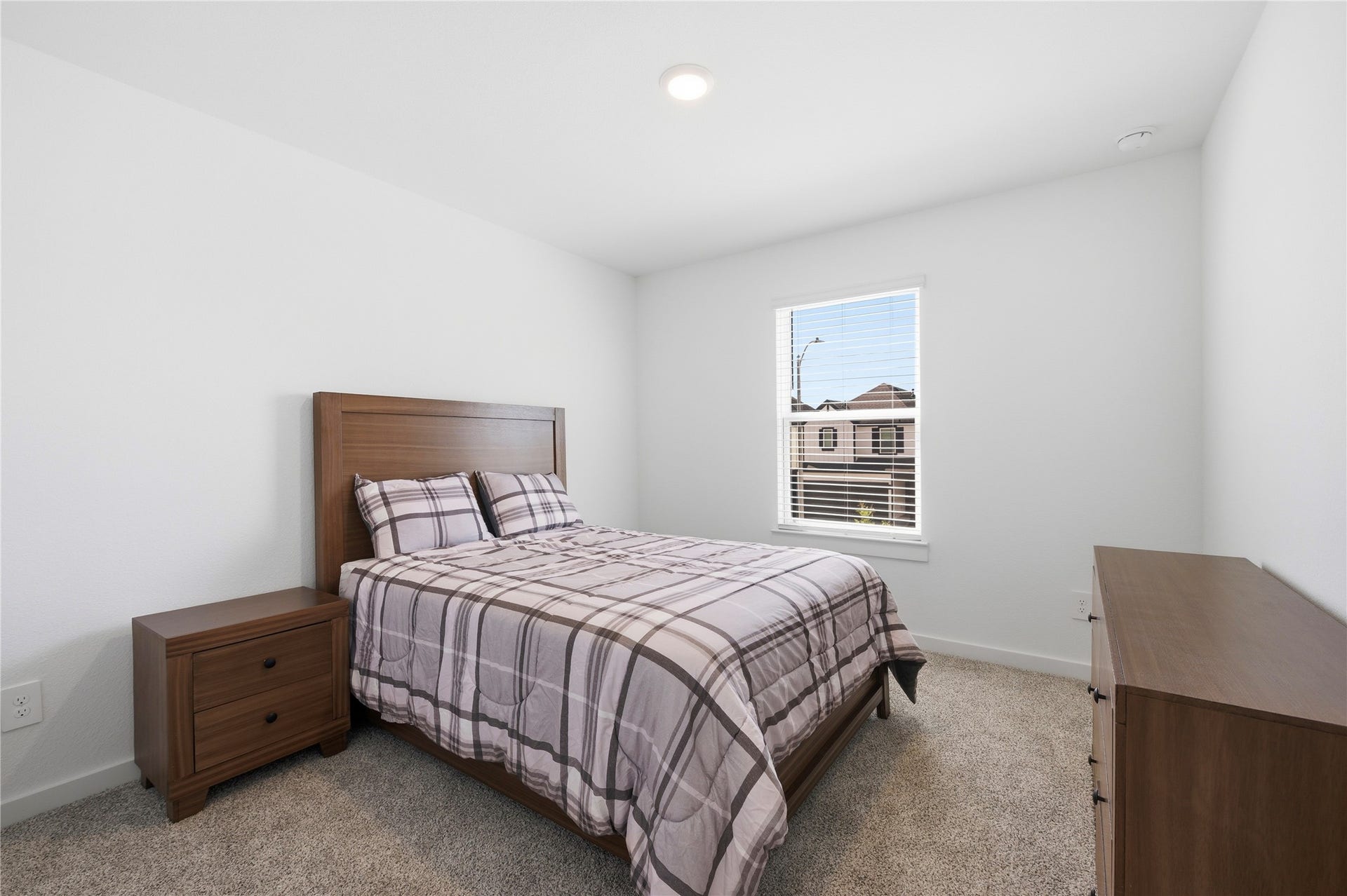 2919 Crown Gate Drive, Houston, TX 77047 2nd bedroom is also spacious with great natural lighting.