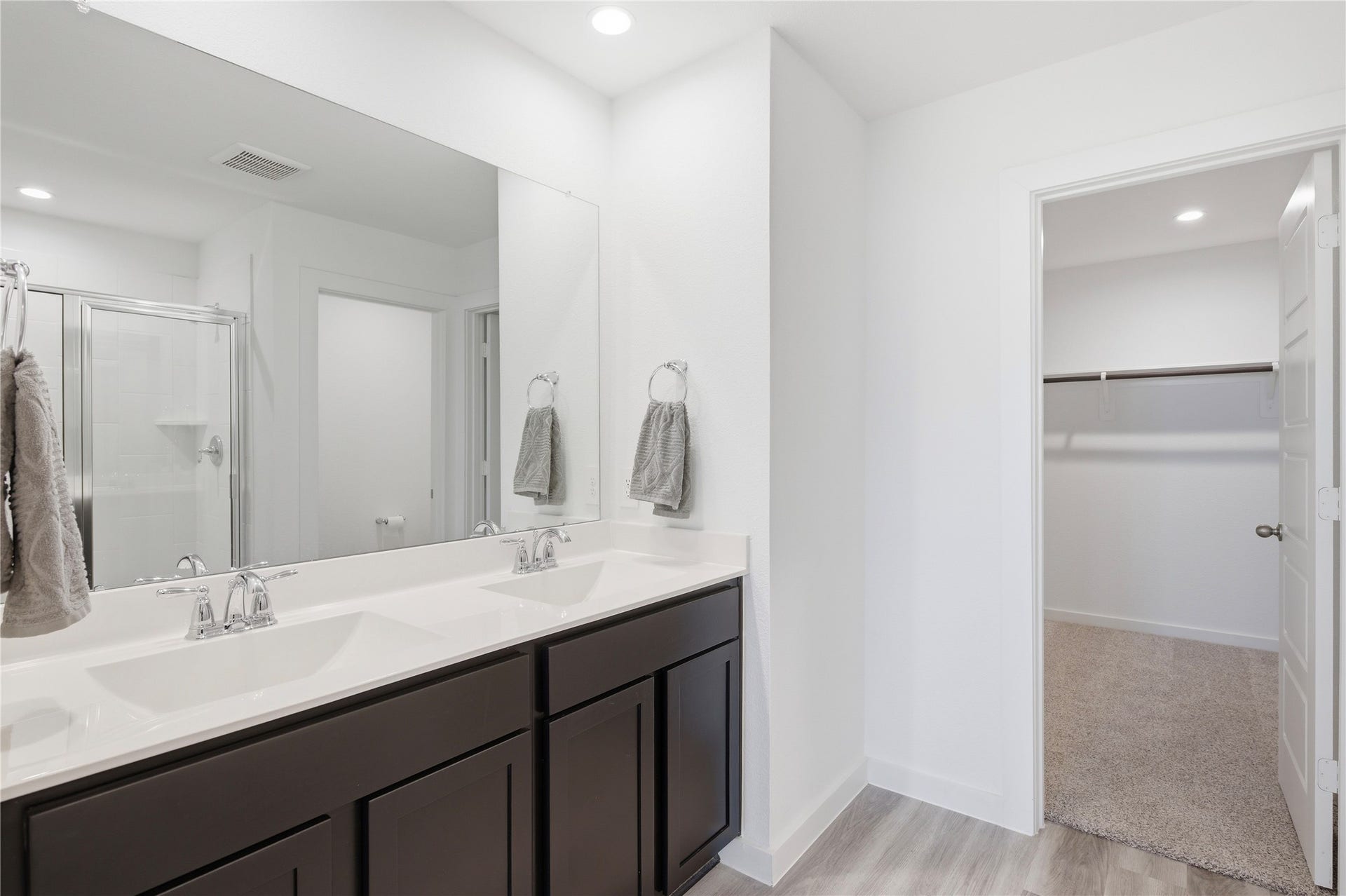 2919 Crown Gate Drive, Houston, TX 77047 His/her sinks on the large vanity in the primary bath.