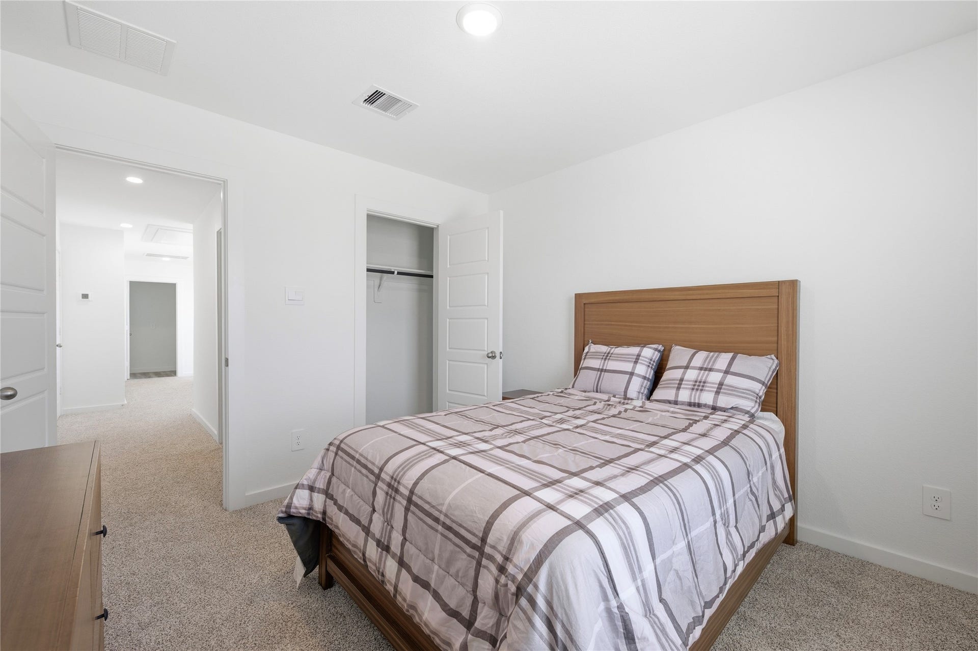 2919 Crown Gate Drive, Houston, TX 77047 Large closet space in the 2nd bedroom.