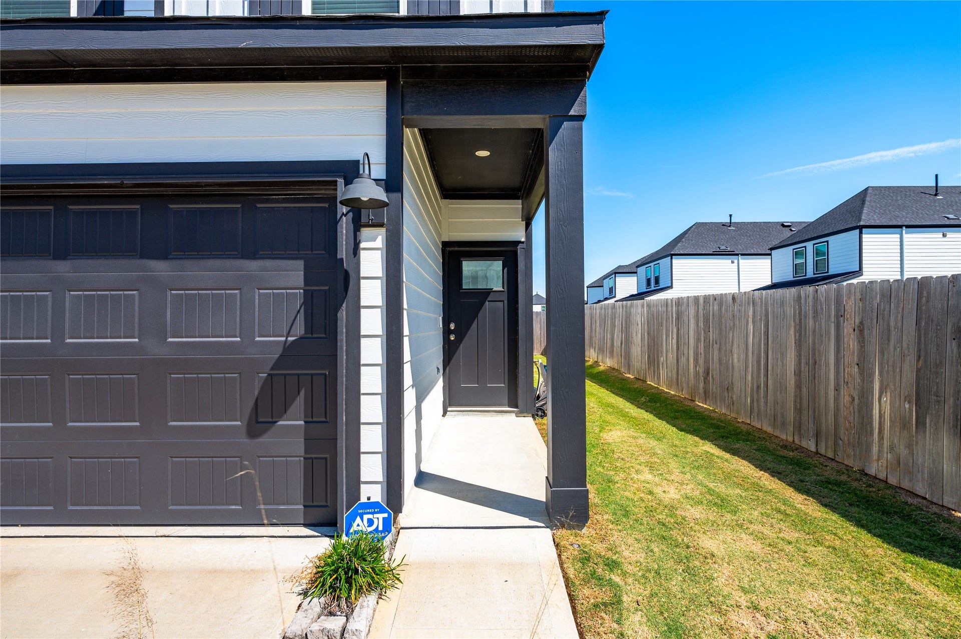 2919 Crown Gate Drive, Houston, TX 77047 Covered walkway leading to the front entryway of the home.