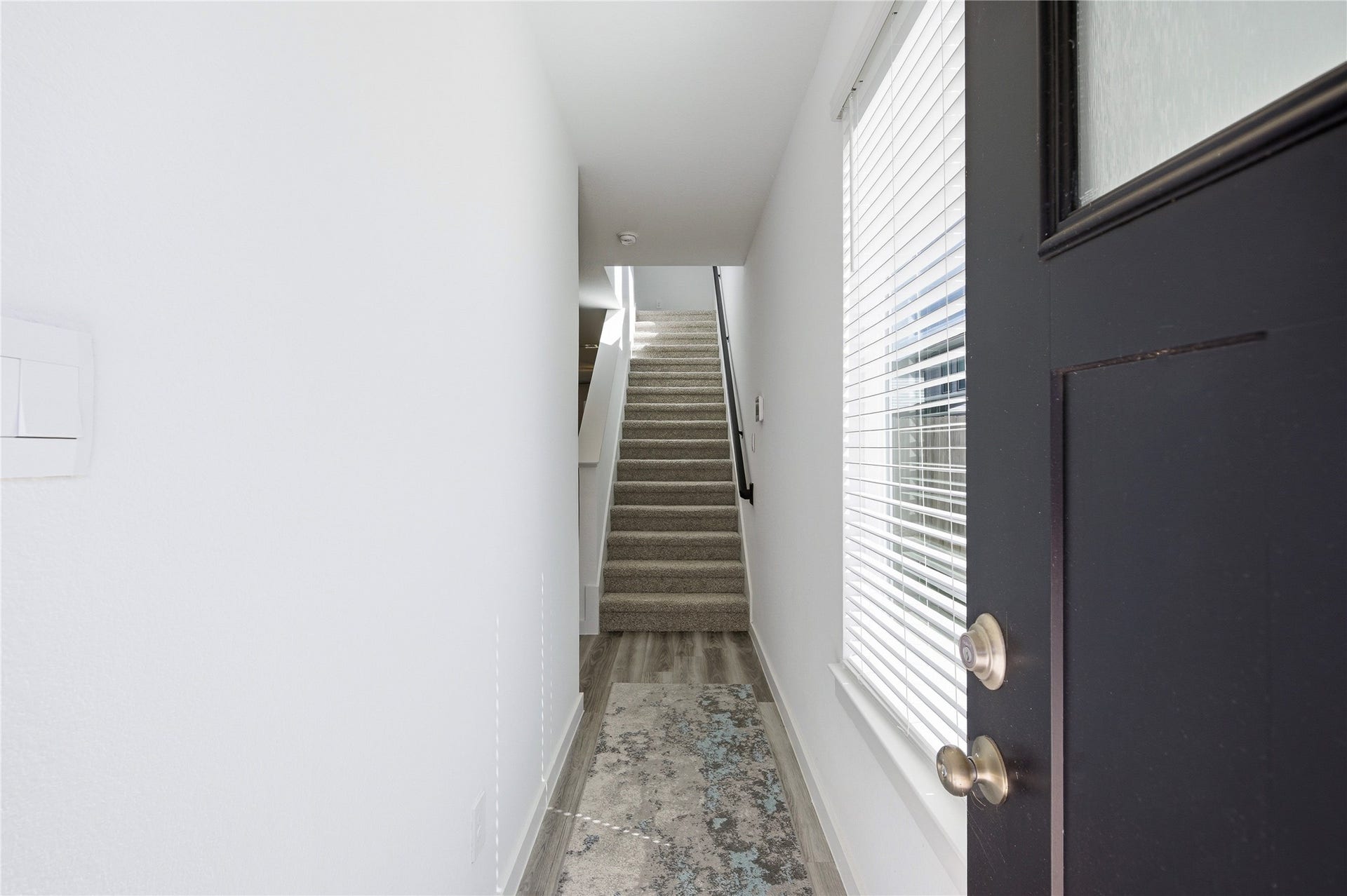 2919 Crown Gate Drive, Houston, TX 77047 Entryway hallway.