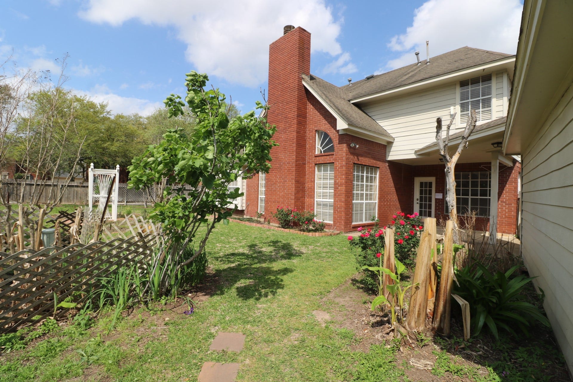 Beautiful backyard with recent fences