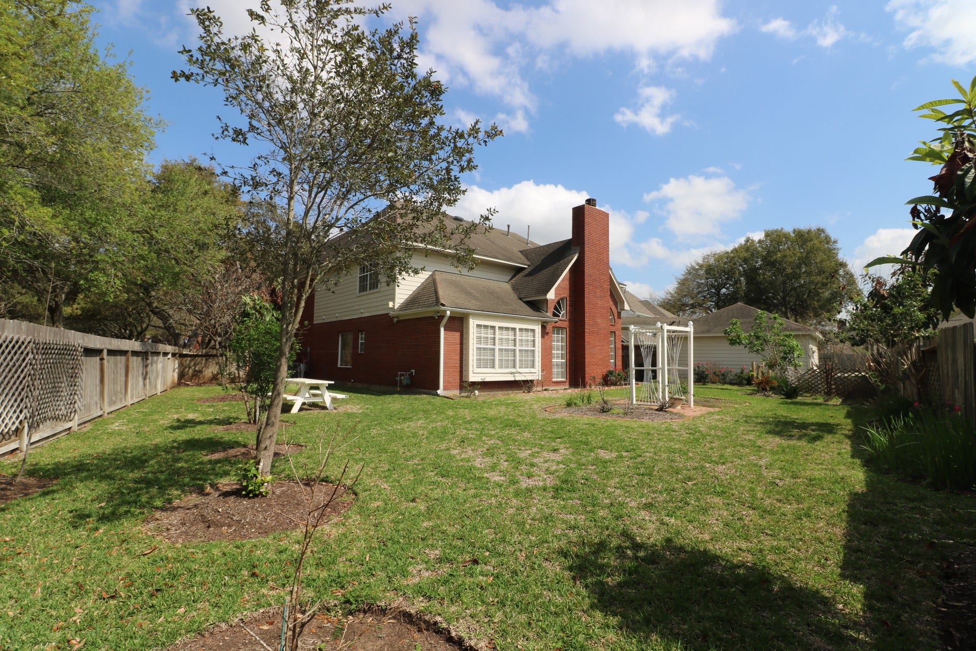 Beautiful backyard with recent fences