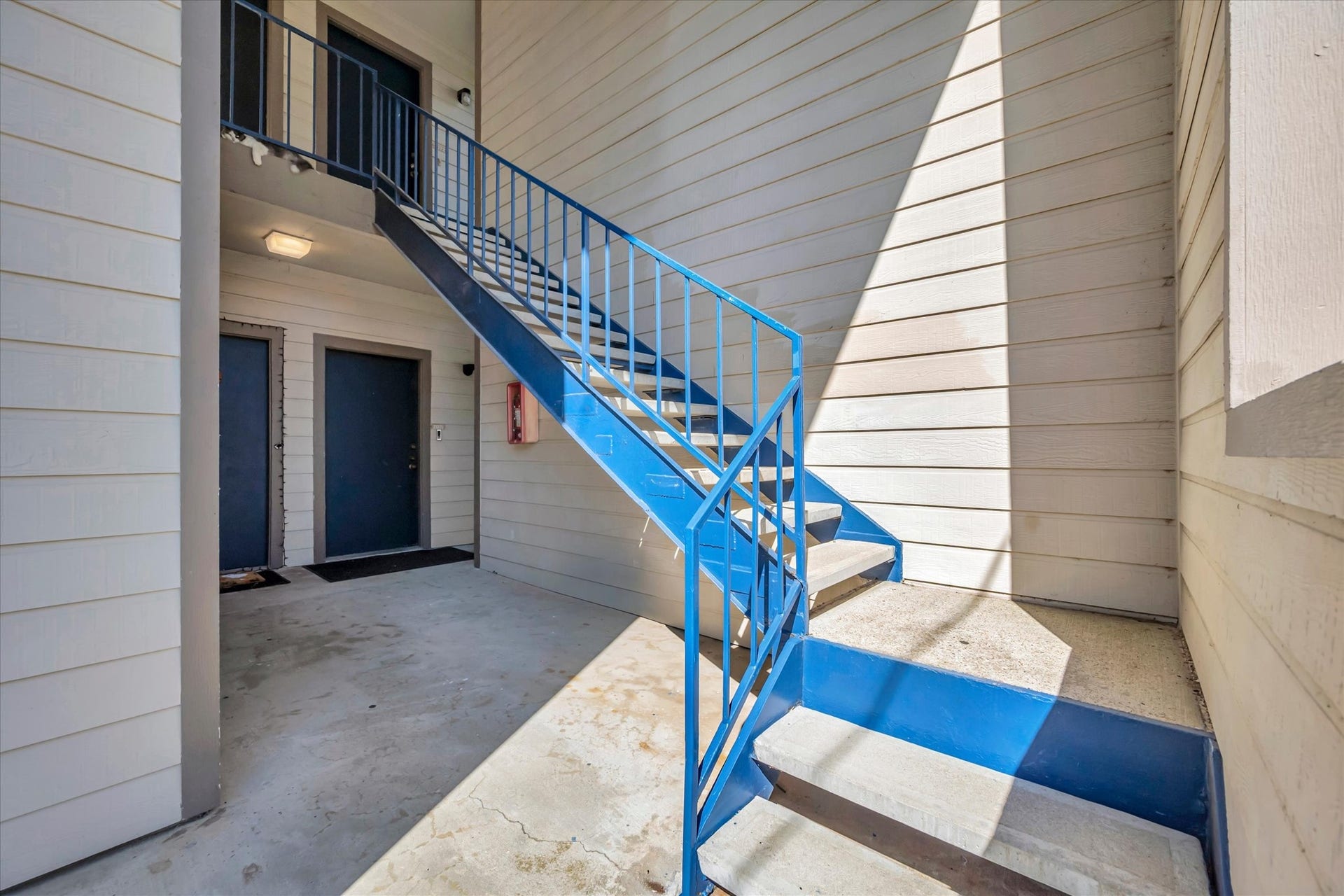 7071 N Holiday Drive, Galveston, TX 77550 Exterior stairway and walkway serving the condominium building.