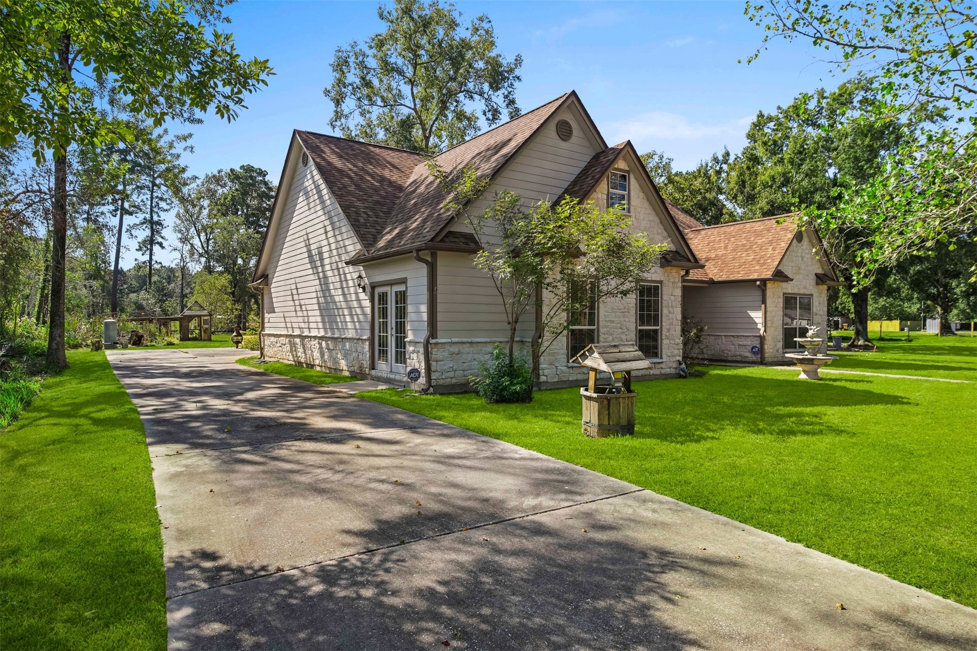 This home features a large circle drive and extended driveway. It also has lots of mature trees and scenery. **Grass virtually enhanced**