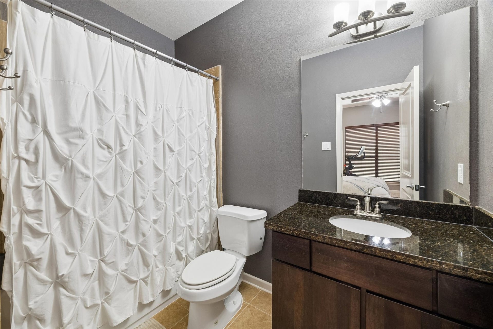 Secondary bathroom with shower/tub combo