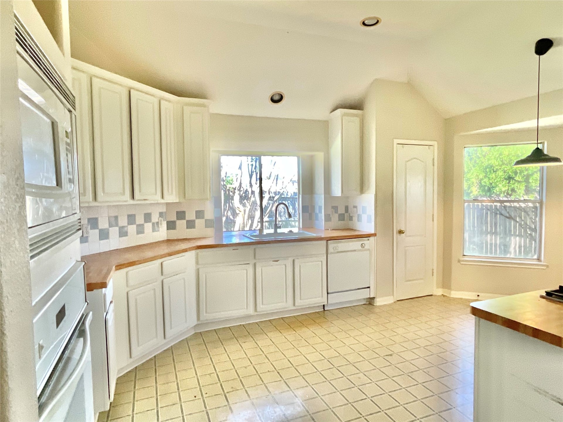218 Willards Way, Stafford, TX 77477 Spacious kitchen