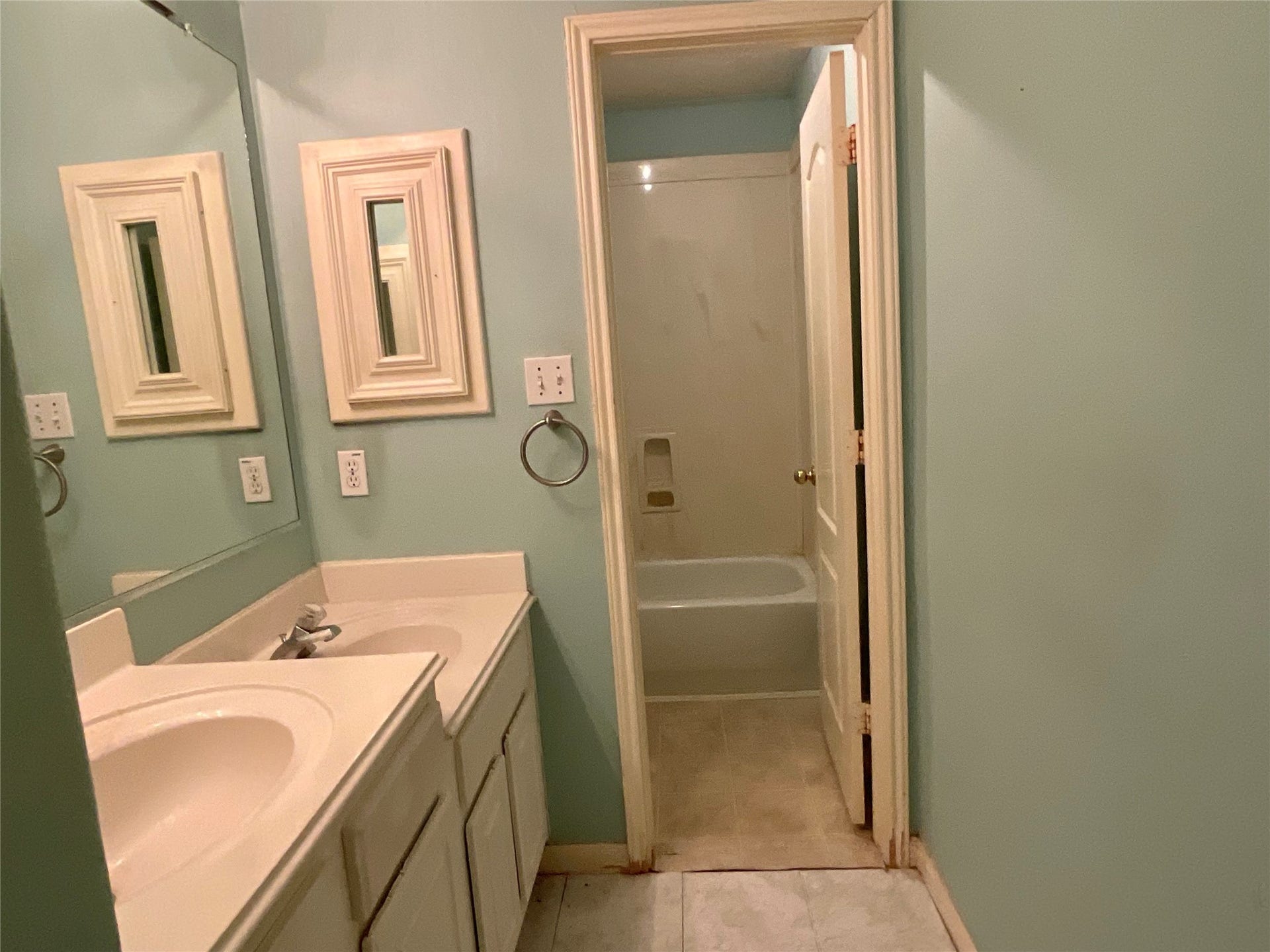 218 Willards Way, Stafford, TX 77477 Full Bath nestled in the front bedrooms hallway