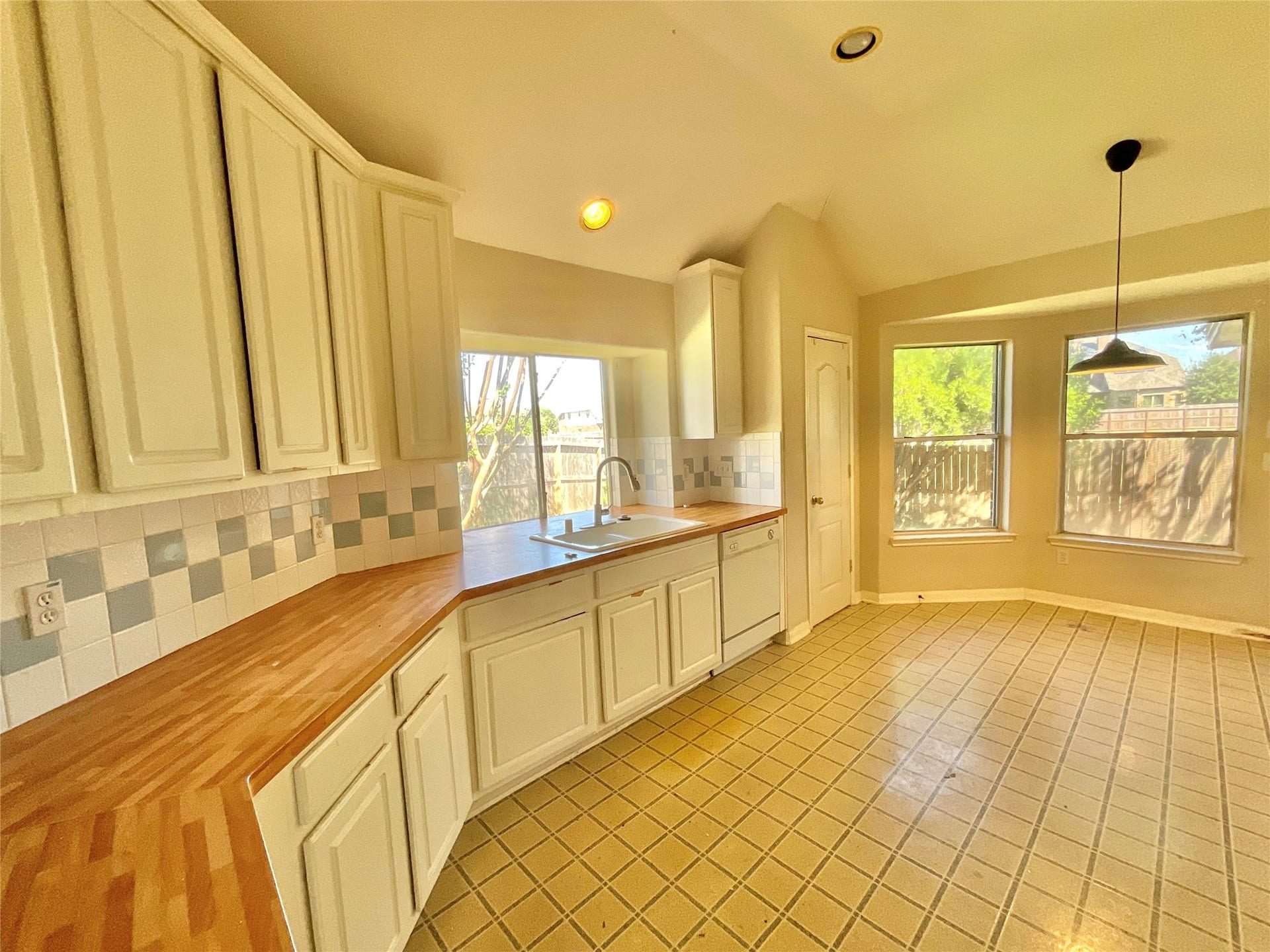 218 Willards Way, Stafford, TX 77477 Spacious kitchen counter space and breakfast area