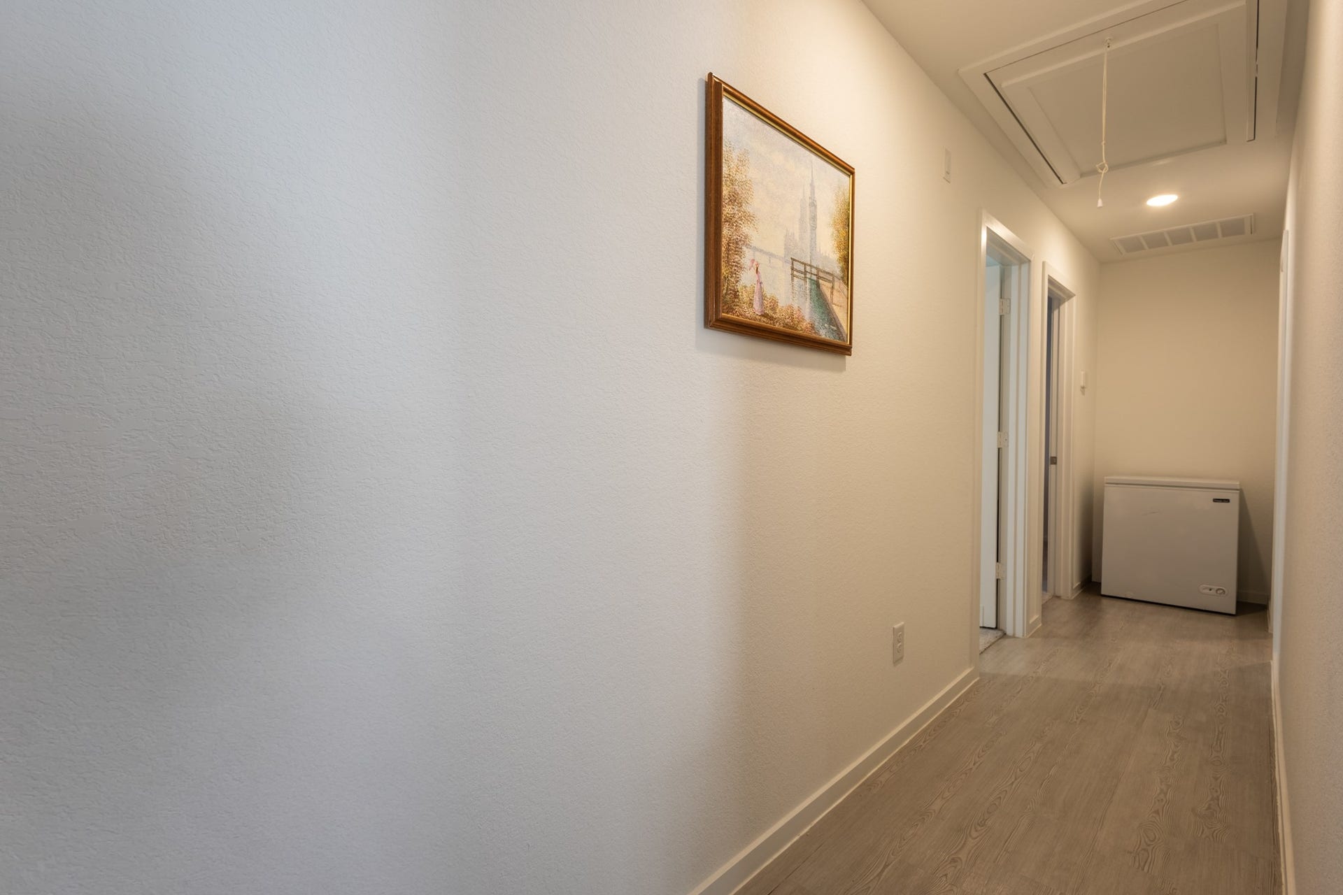 5806 Standpiper Loop, Baytown, TX 77521 Convenient access to the auxiliary wing of the home, leading down to the secondary bedrooms and full guest bathroom.
