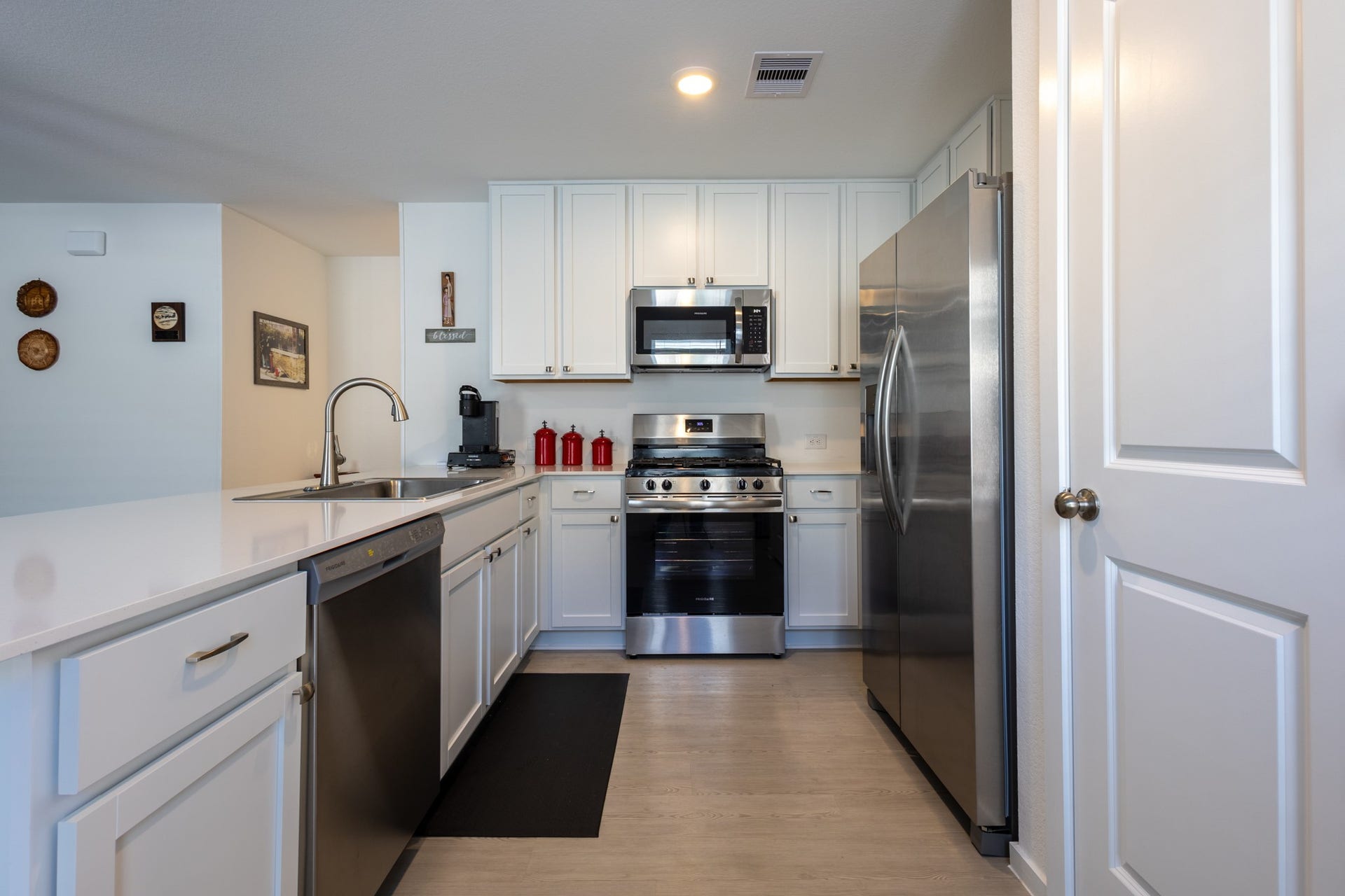 5806 Standpiper Loop, Baytown, TX 77521 A chefs delight! The open kitchen layout boasts sleek cabinetry, premium stainless-steel appliances, and an abundance of counter space.