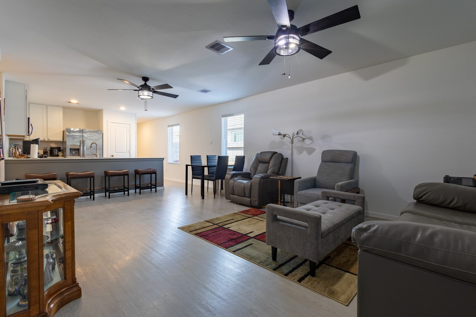 5806 Standpiper Loop, Baytown, TX 77521 An expansive, light-filled family area showing off the move-in-ready upgrades, including a high-efficiency ceiling fan and custom window blinds.