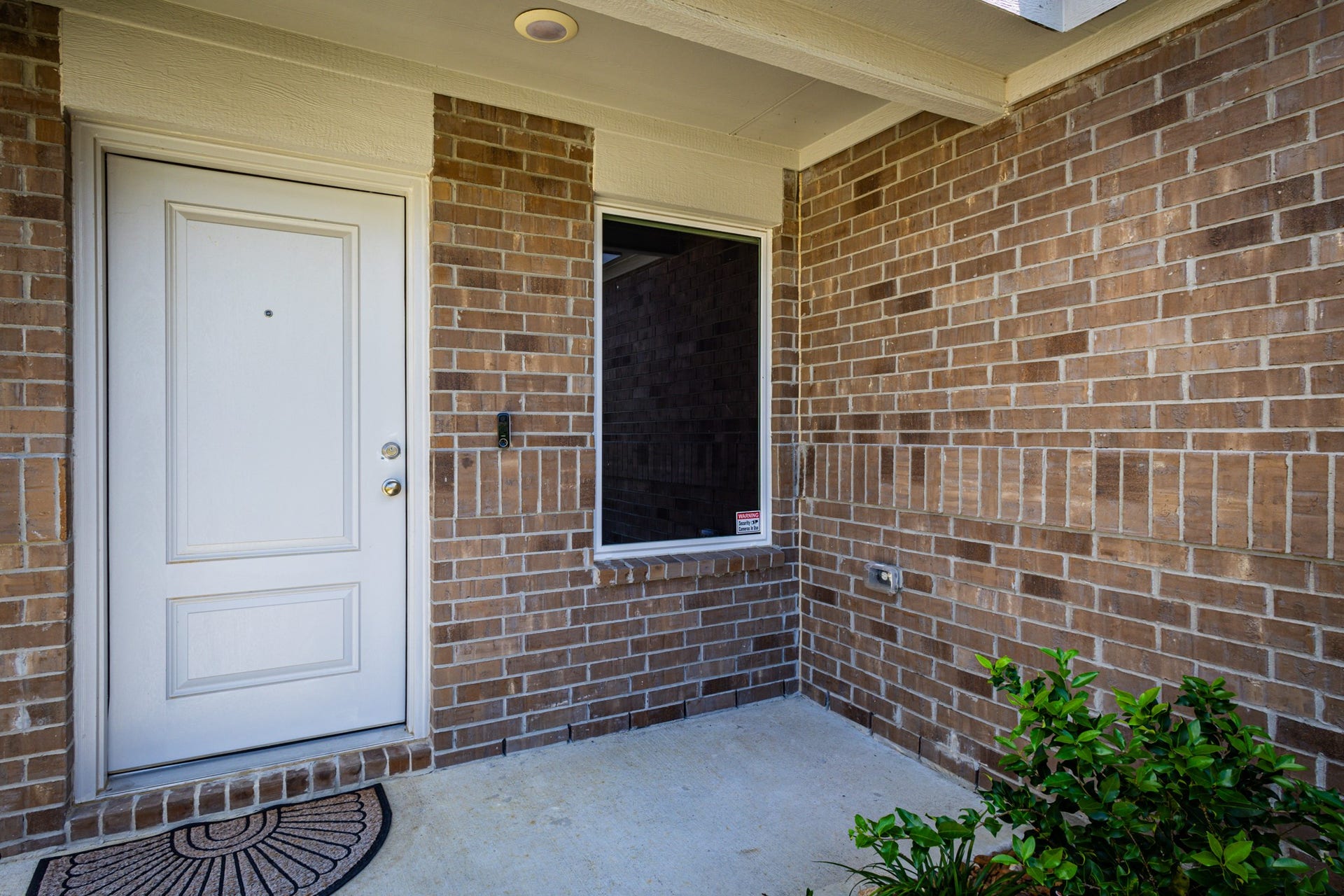 5806 Standpiper Loop, Baytown, TX 77521 Stepping into your future home! The bright front entrance features a classic glass-paneled door that fills the foyer with warm, natural sunlight.