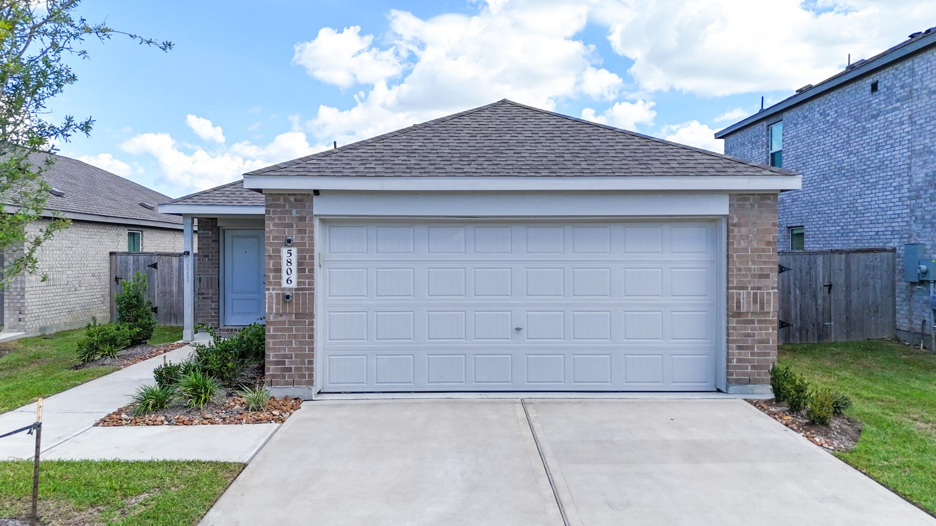 5806 Standpiper Loop, Baytown, TX 77521 Welcome home to 5806 Standpiper Loop! A striking, newly built ranch-style facade with pristine curb appeal, situated in the booming Pelly Place community.