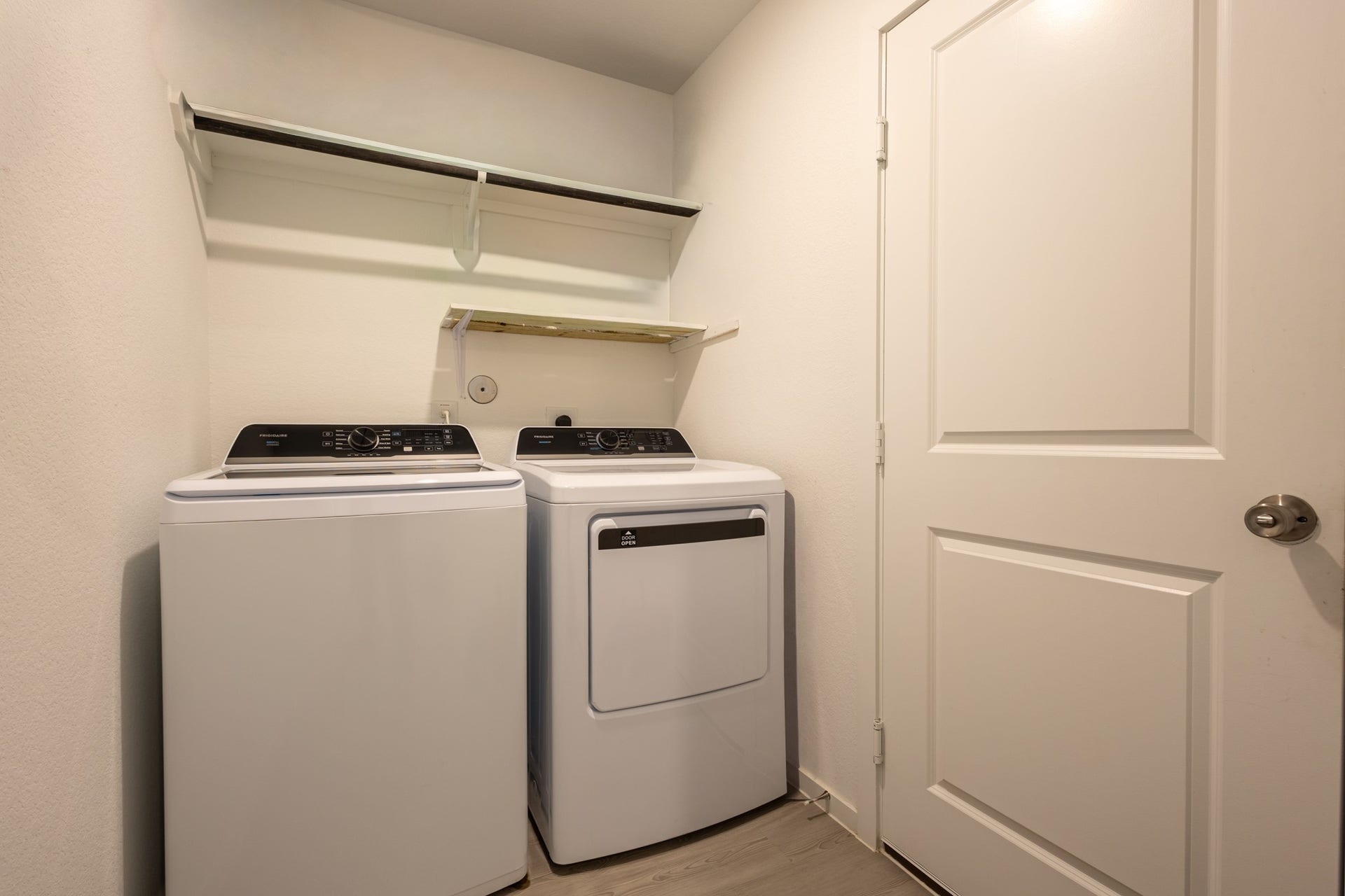 5806 Standpiper Loop, Baytown, TX 77521 Conveniently located, dedicated indoor utility room complete with built-in overhead storage shelving to make organization a breeze.