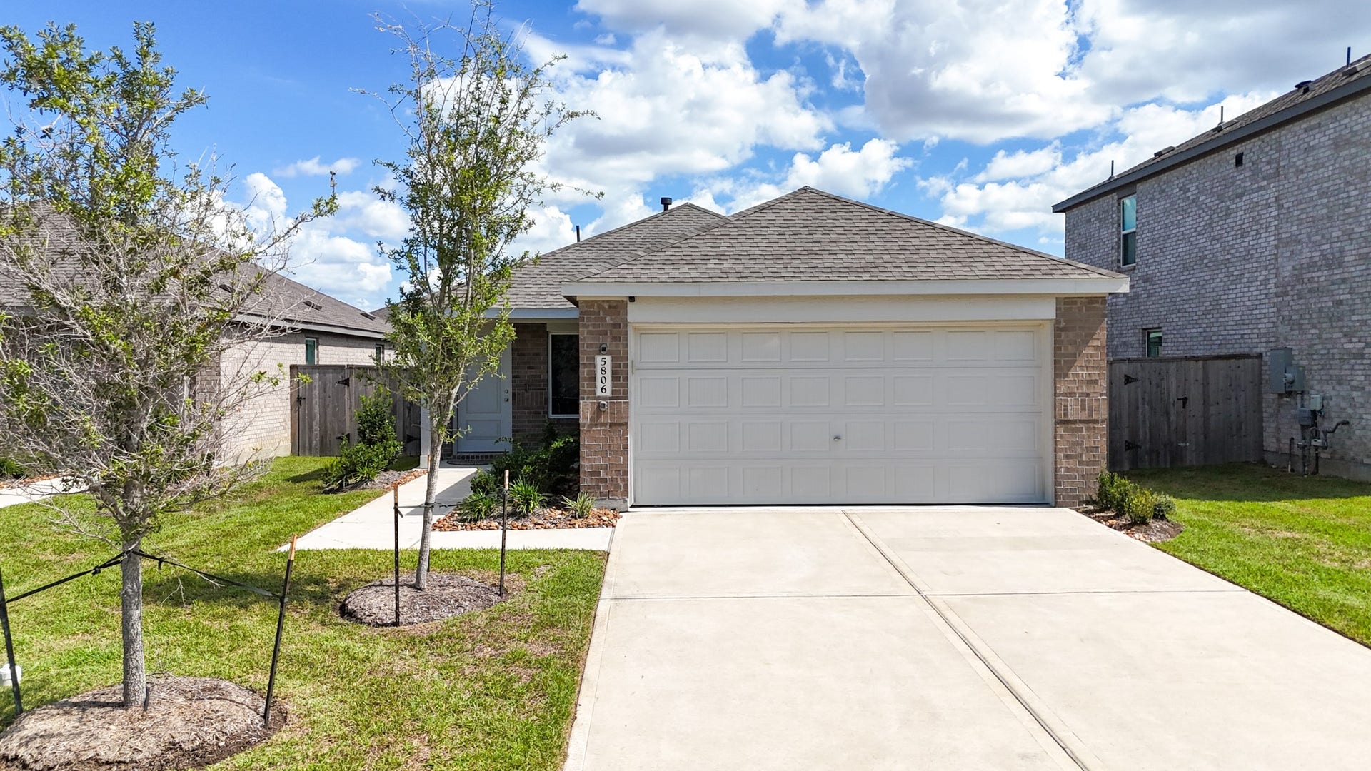 5806 Standpiper Loop, Baytown, TX 77521 Thank you for visiting your future home! Enjoy the scenic community lake just moments away, ideal for peaceful, mindful morning walks.