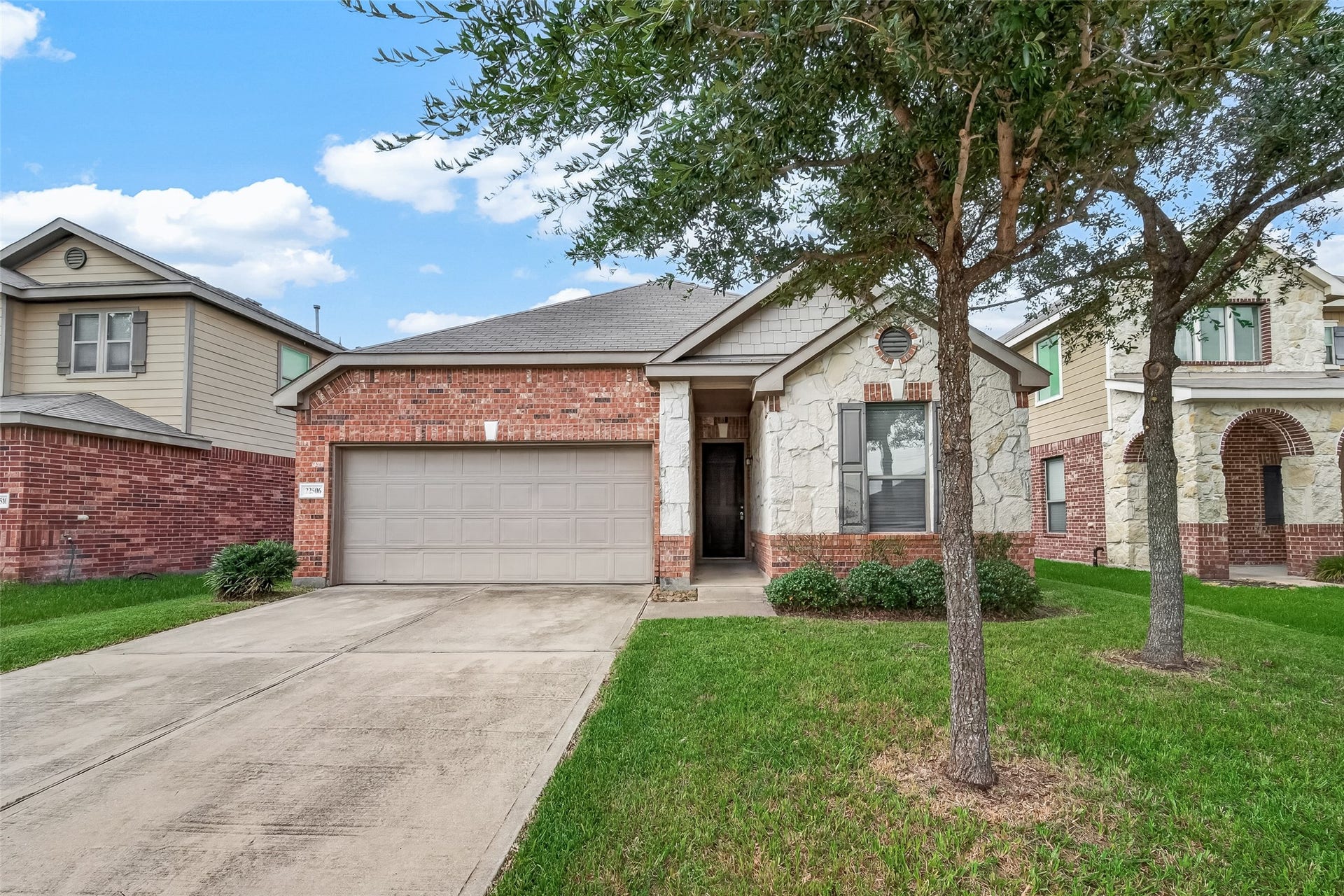 22506 Auburn Valley Lane, Katy, TX 77449 Double wide driveway