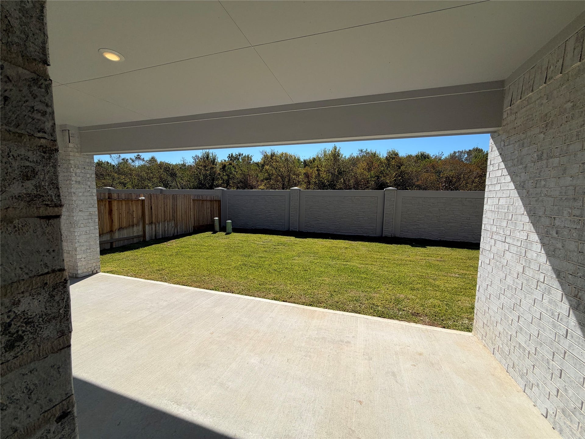 3428 Summercrisp Hollow Lane, Pearland, TX 77581 Spacious covered patio overlooking a private, fenced backyard with lush green lawn, perfect for outdoor activities and relaxation.