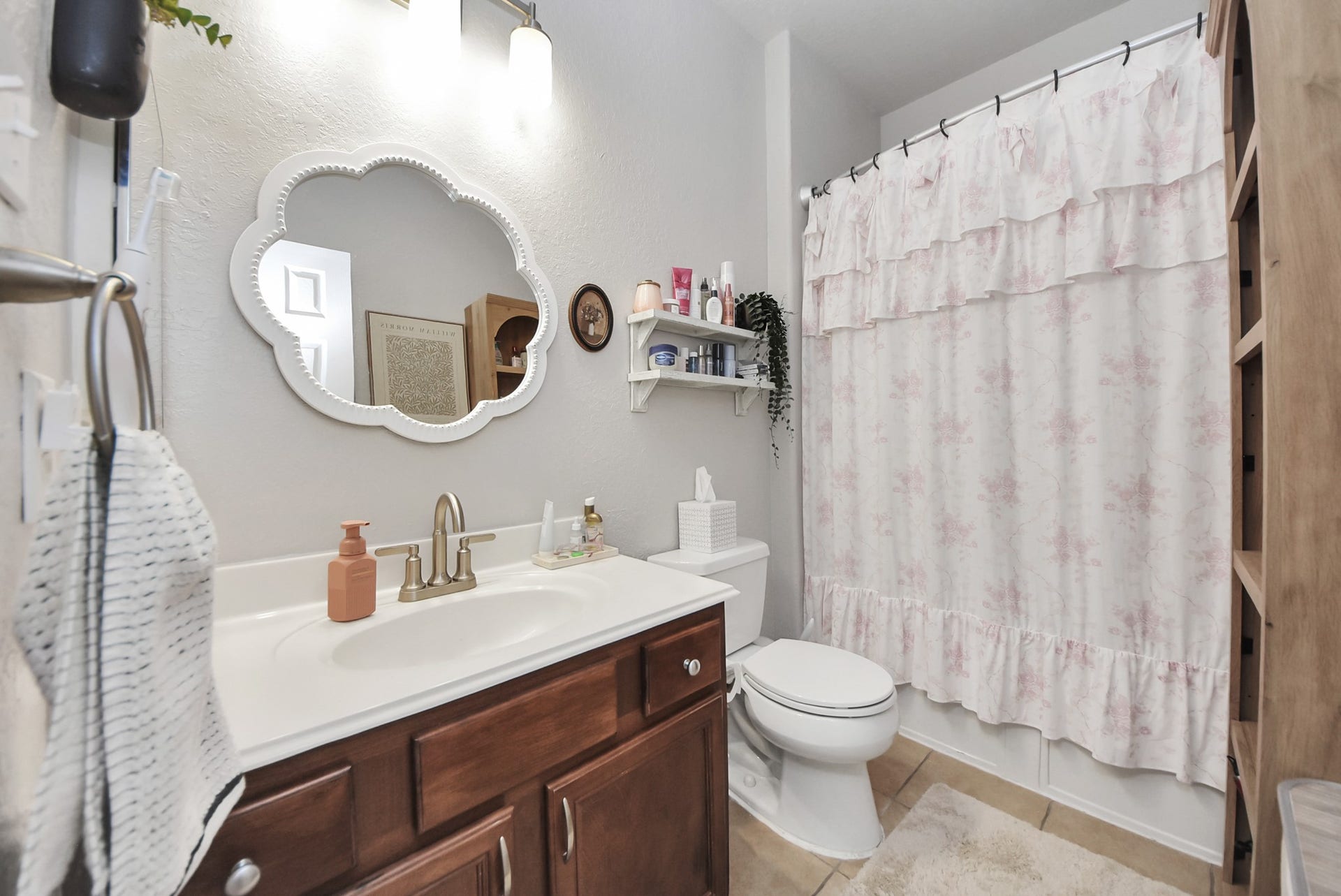 A full bathroom on the second floor - accessible from all 3 secondary bedrooms.