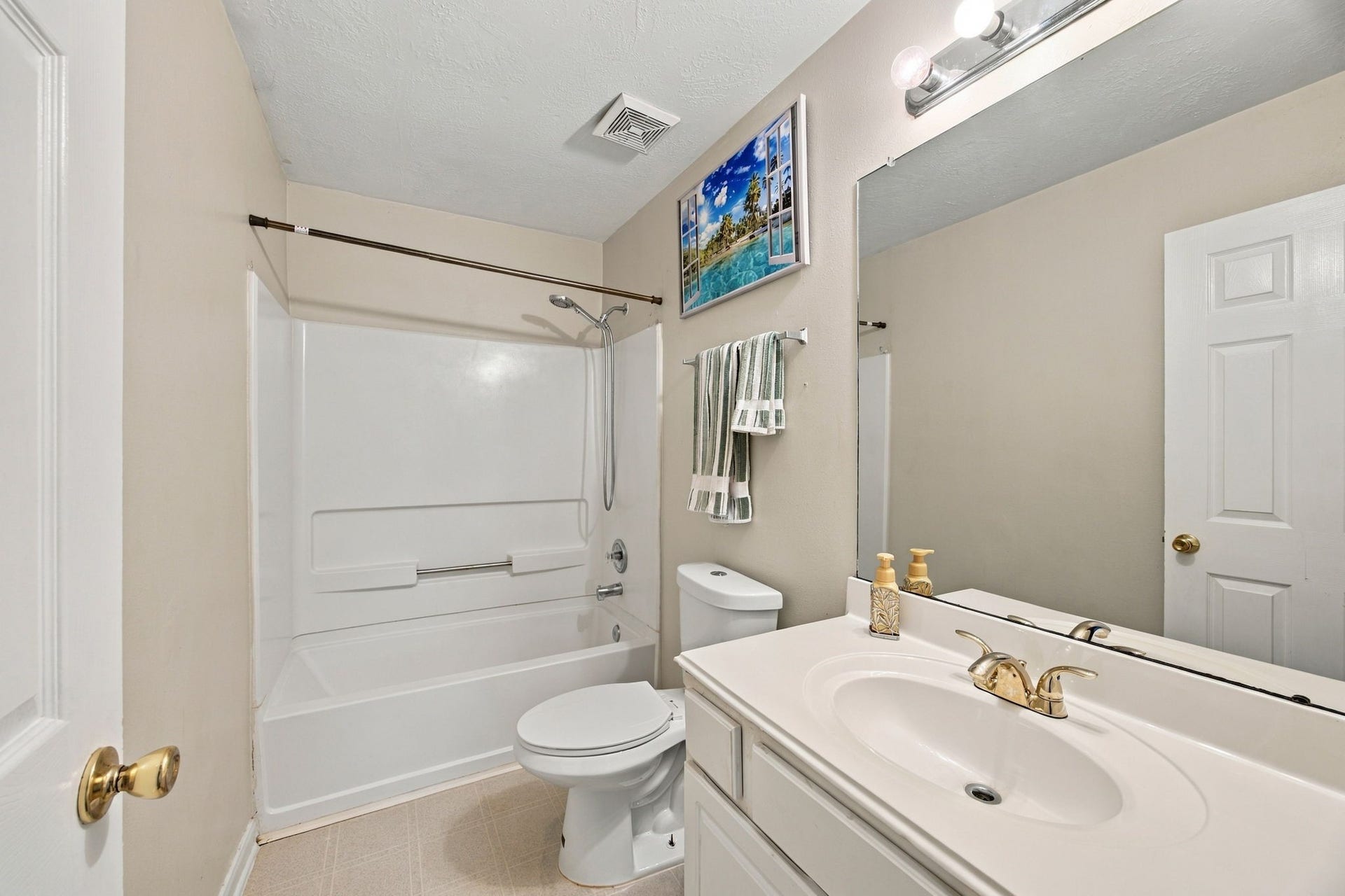 Bathroom shared by the two secondary bedrooms.