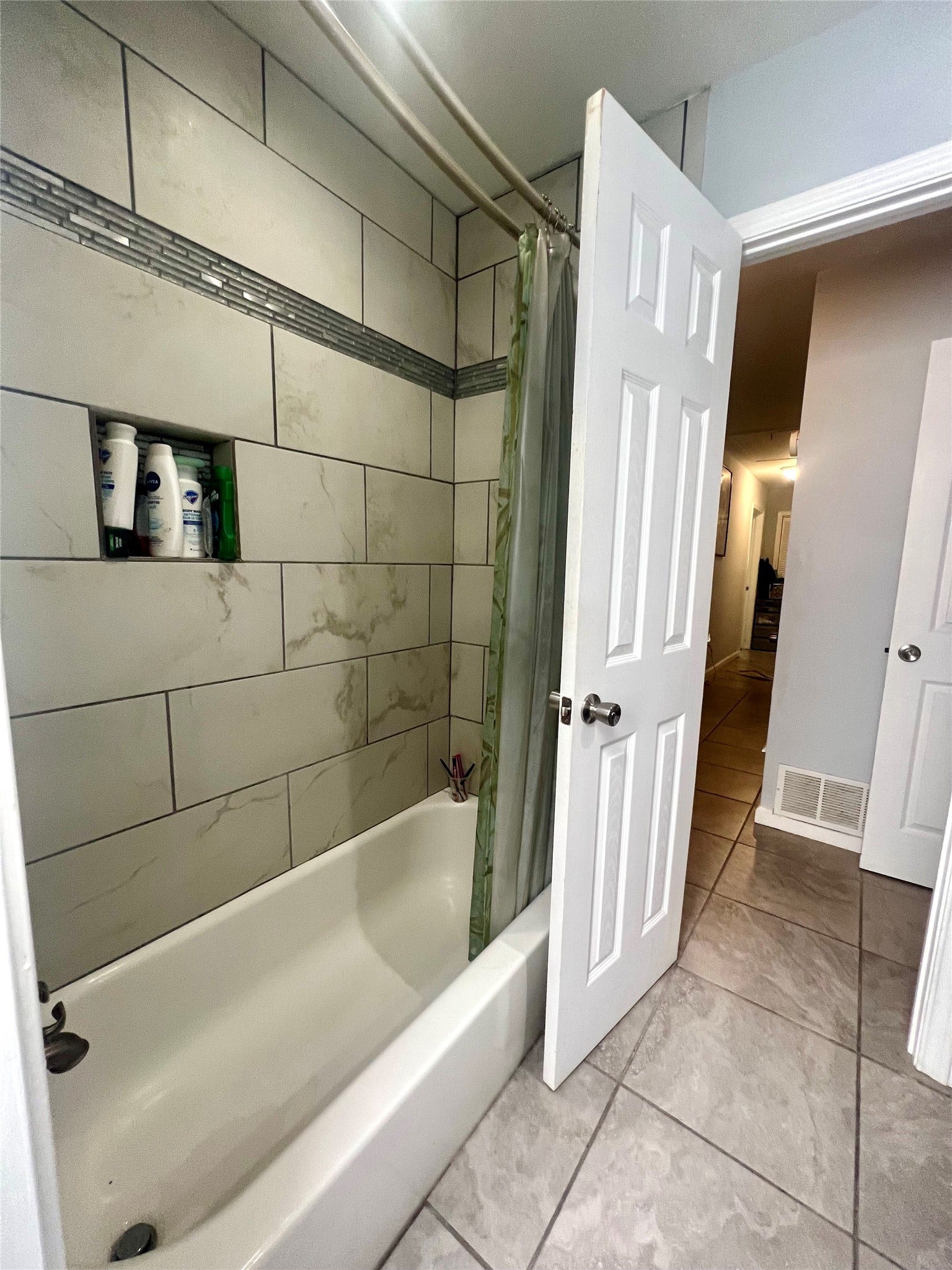 18326 Cape Bahamas Lane, Nassau Bay, TX 77058 2nd Bathroom