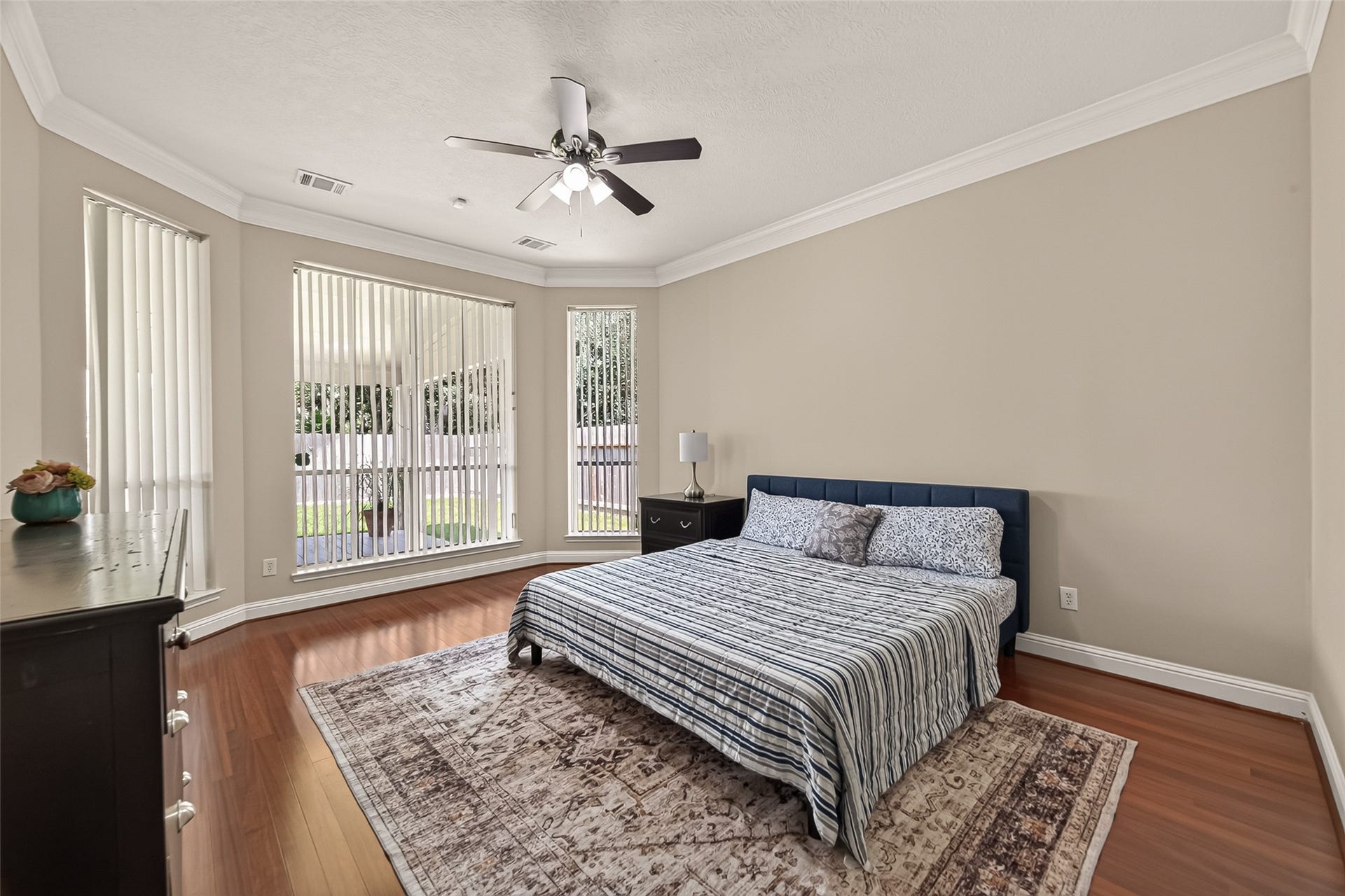 2002 Thorncrest Court, Sugar Land, TX 77479 Spacious master bedroom in the first floor a large bay window with vertical blinds, wood flooring, and a ceiling fan for comfort.