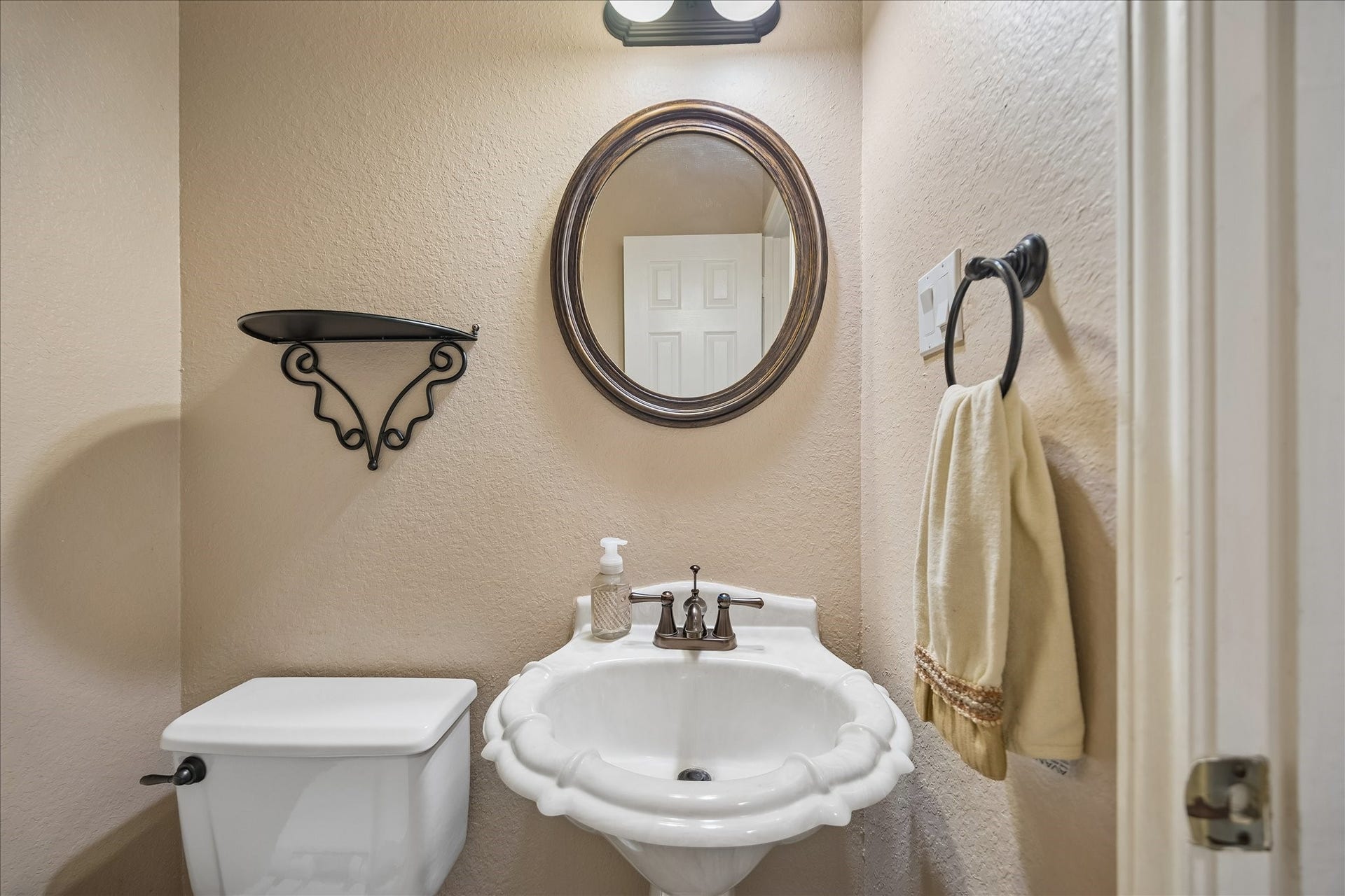 16715 Colony Terrace Drive, Sugar Land, TX 77479 And this is the half bath on the first floor, conveniently located near the family room ... and away from the kitchen and dining room.