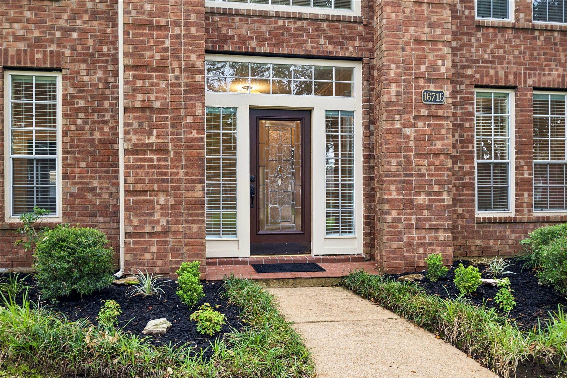 16715 Colony Terrace Drive, Sugar Land, TX 77479 And a close up of the beautiful beveled glass front door with windows surrounding. This home is definately light and bright! And has new window blinds.