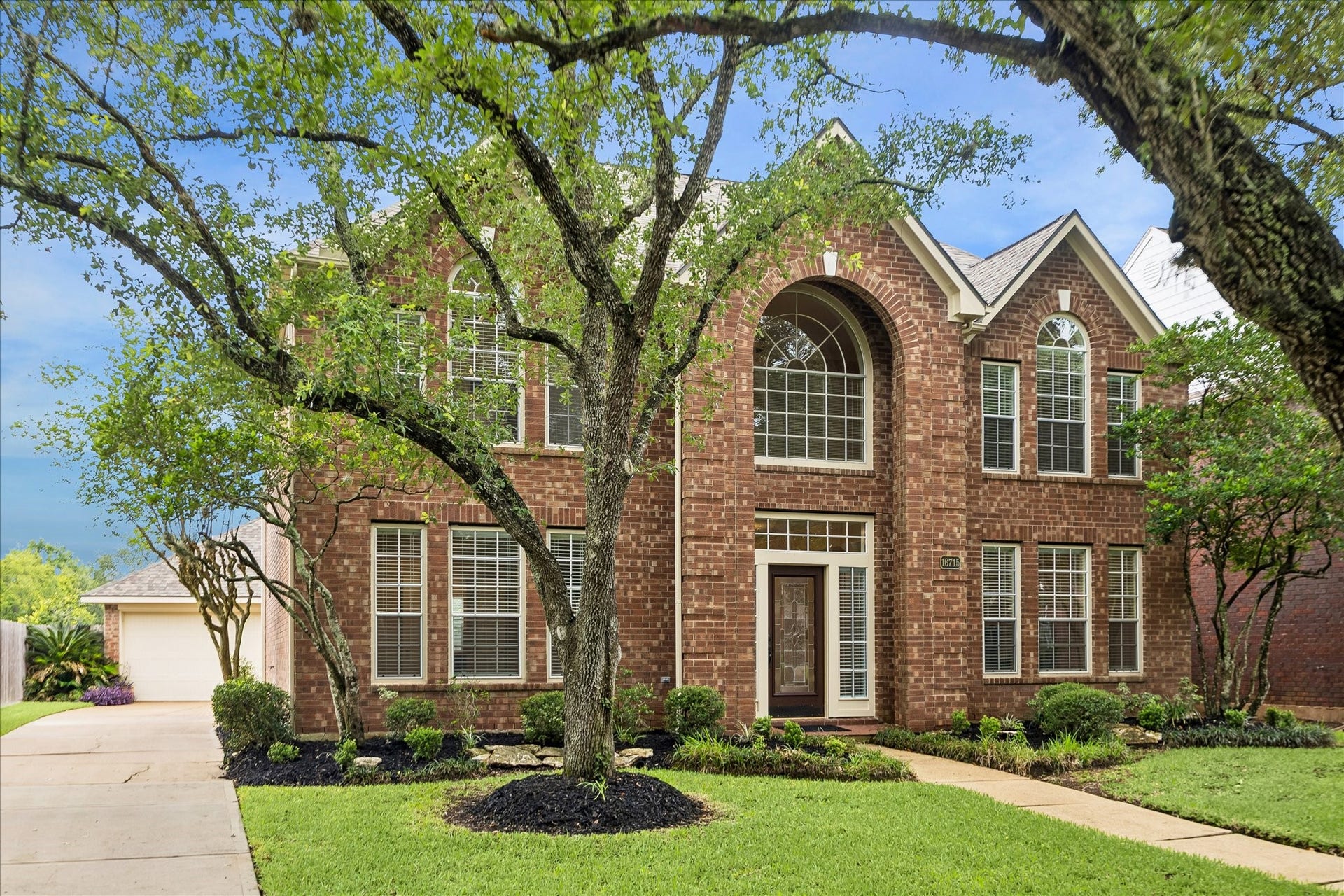 16715 Colony Terrace Drive, Sugar Land, TX 77479 The single driveway leads to a double driveway area, and detached 2 car garage.
