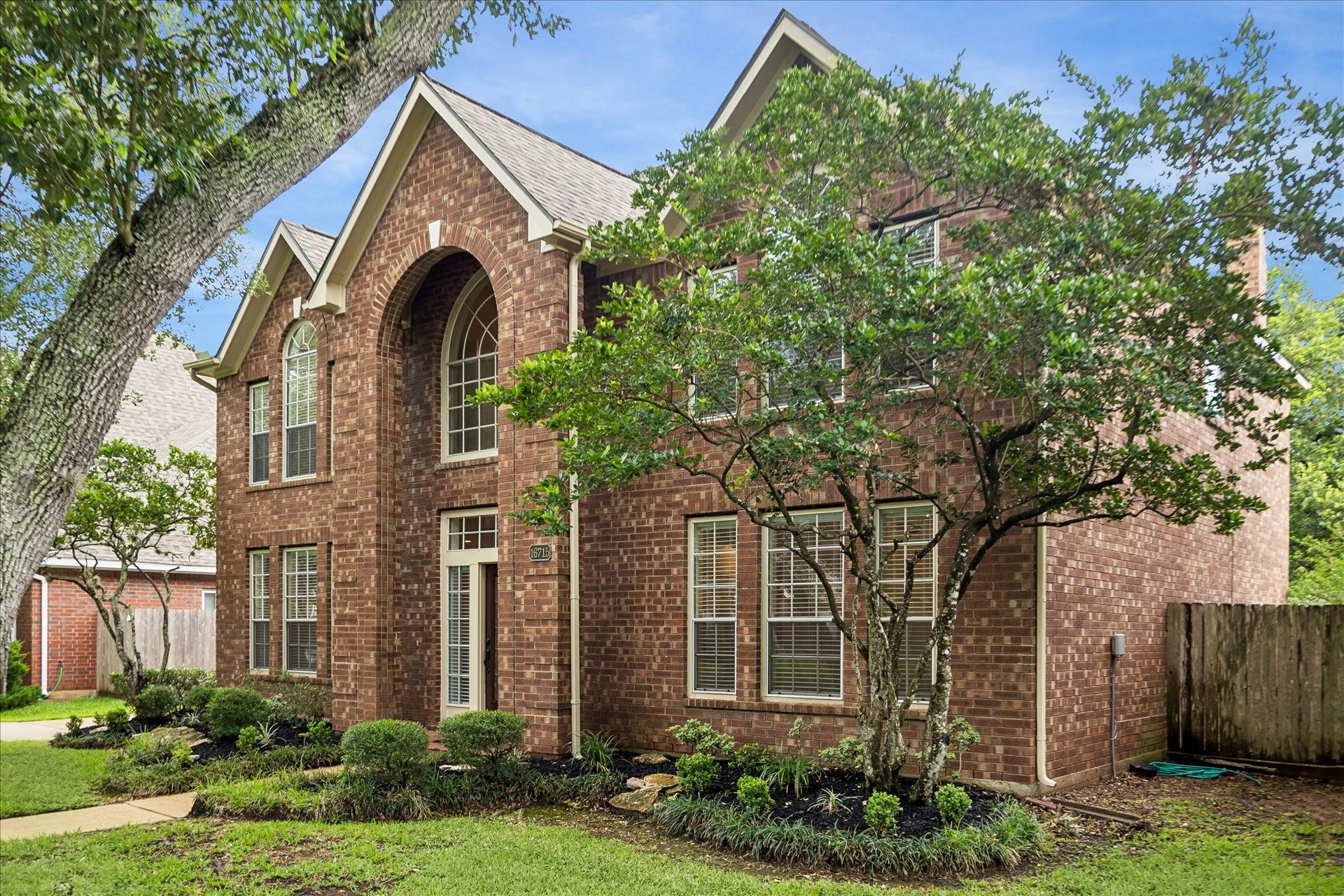 16715 Colony Terrace Drive, Sugar Land, TX 77479 This home is walking distance to Colony Meadows Elementary School,which is in the front of the neighborhood.