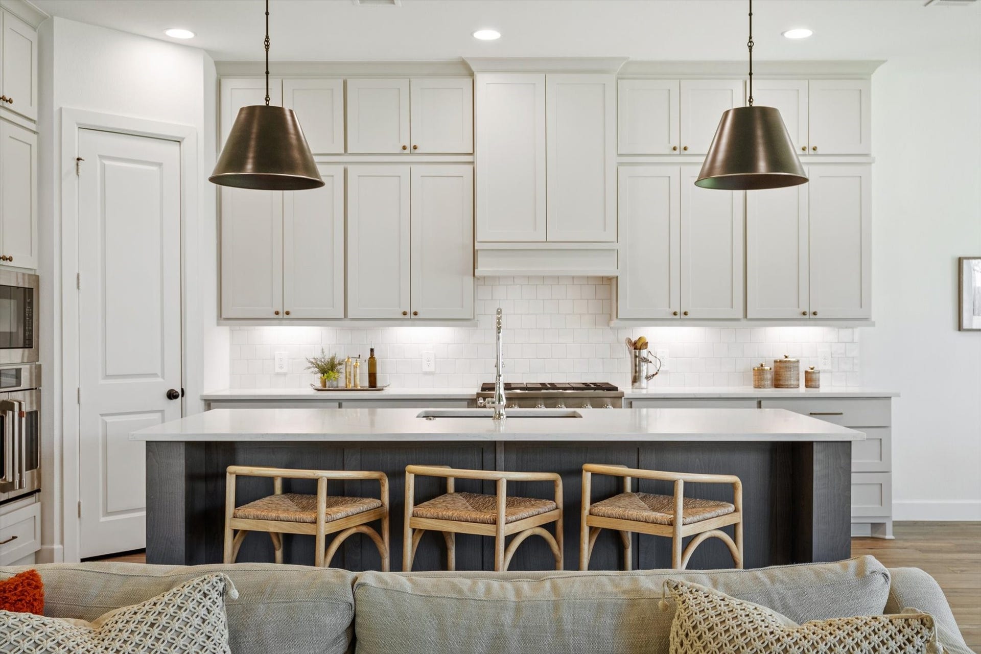 607 Starlit Sky Court, Willis, TX 77318 Beautifully appointed chefs kitchen