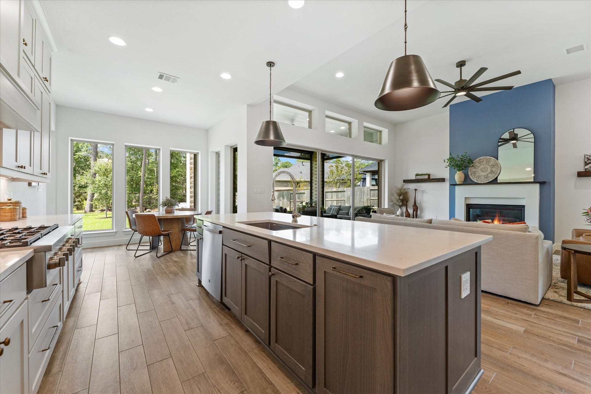 607 Starlit Sky Court, Willis, TX 77318 Entertainers kitchen with upgraded 6 burner gas cooktop