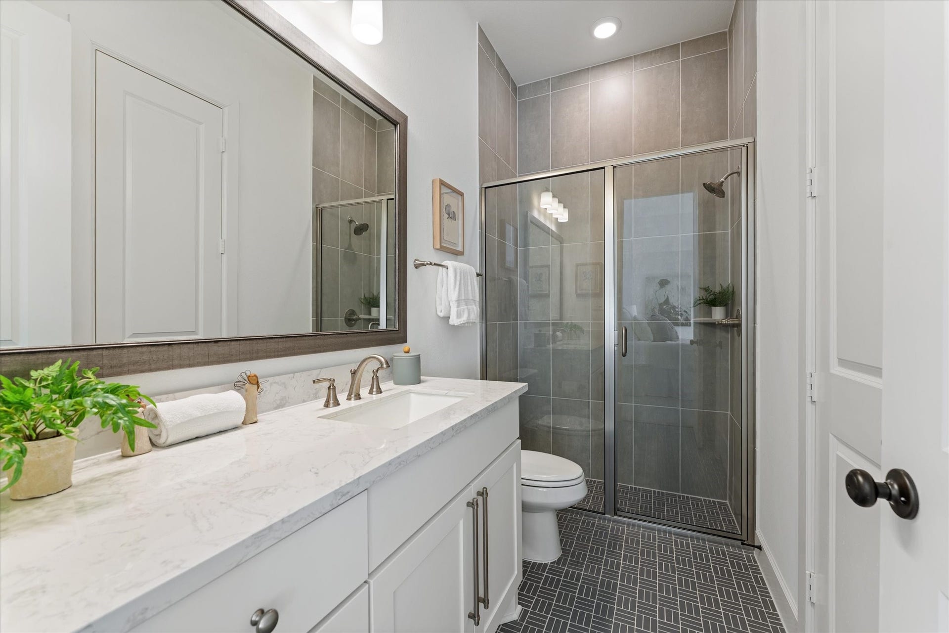 607 Starlit Sky Court, Willis, TX 77318 Private guest bath