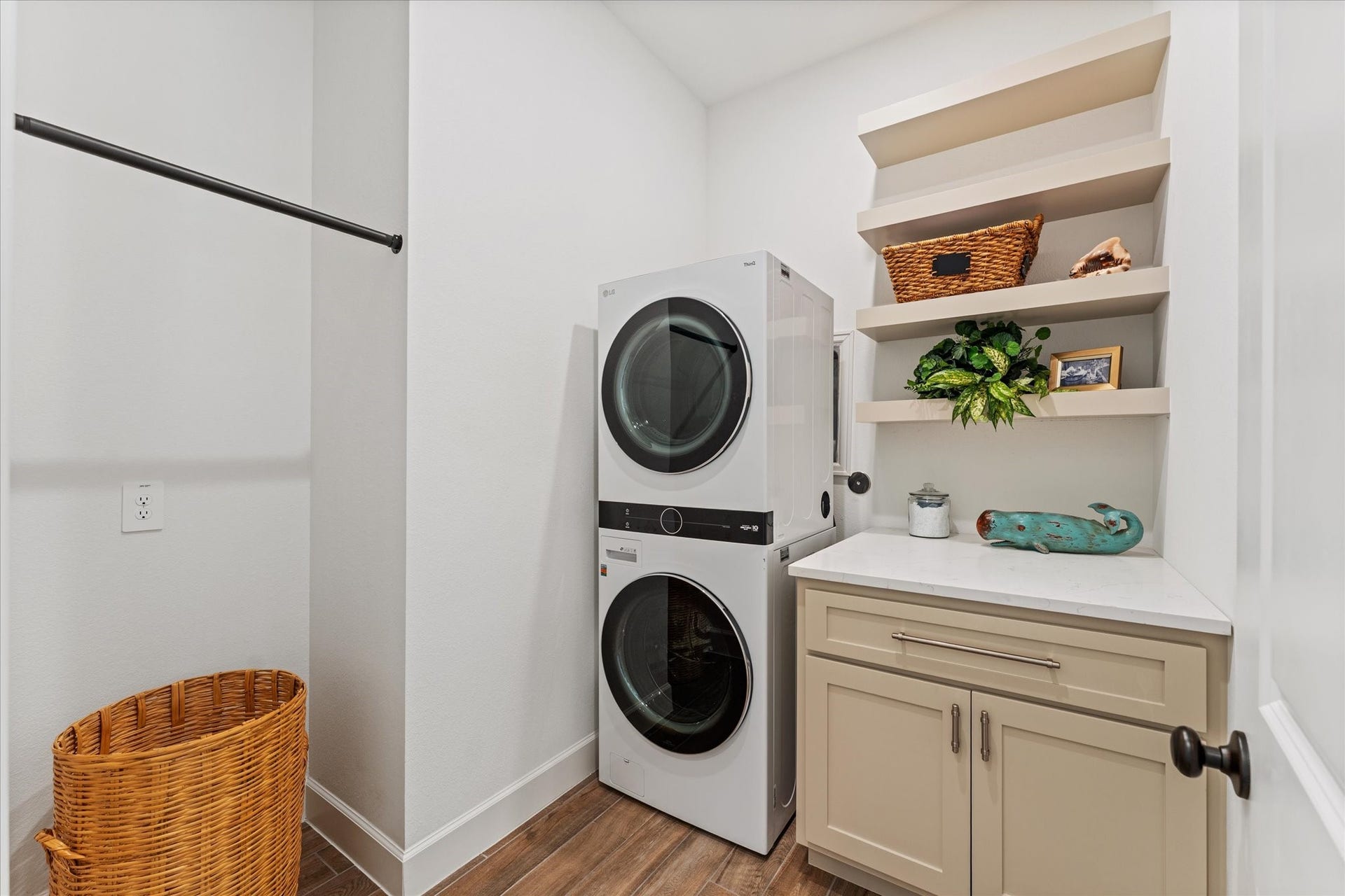 607 Starlit Sky Court, Willis, TX 77318 Custom-designed laundry room