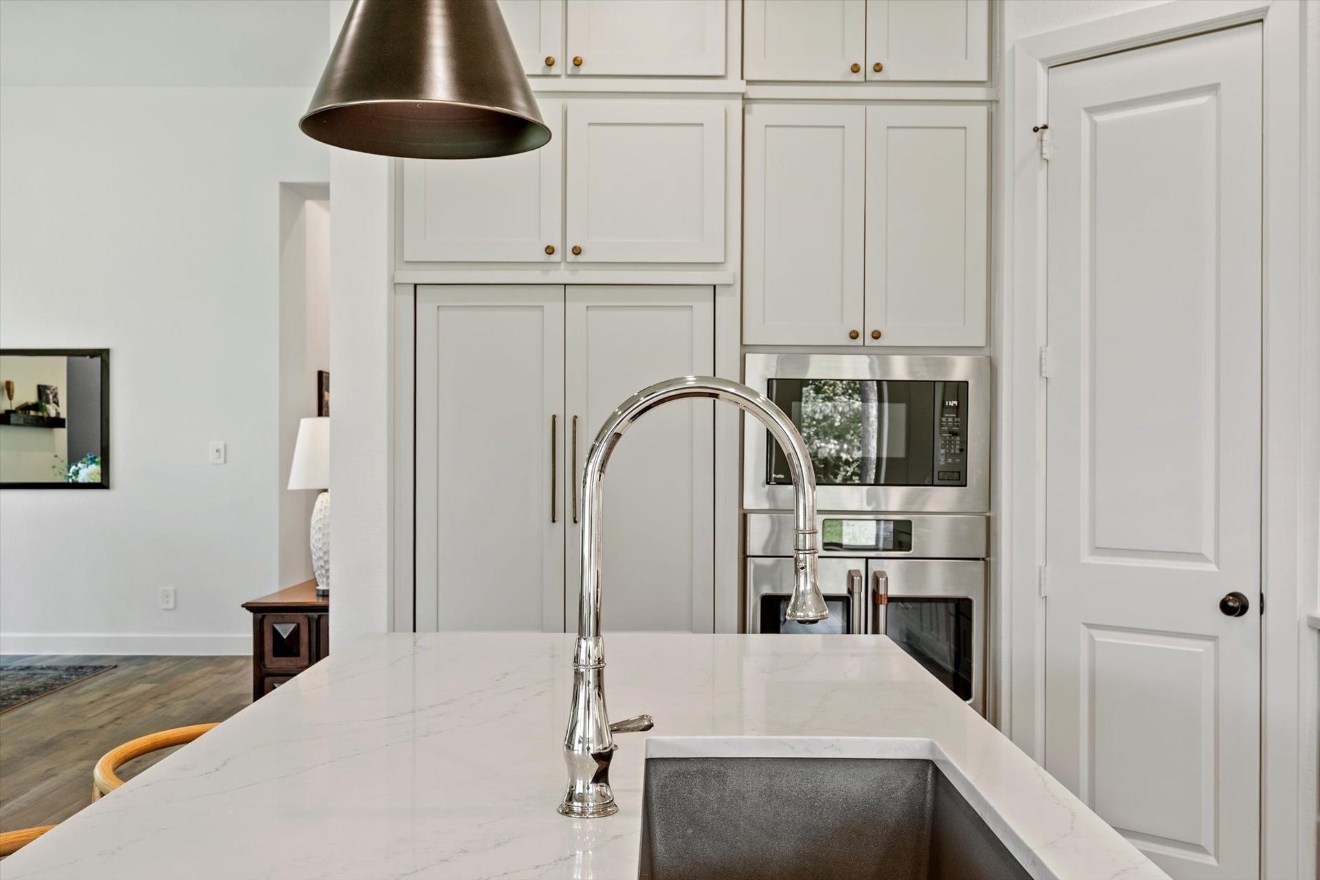 607 Starlit Sky Court, Willis, TX 77318 Designer Rohl faucet + upgraded sink