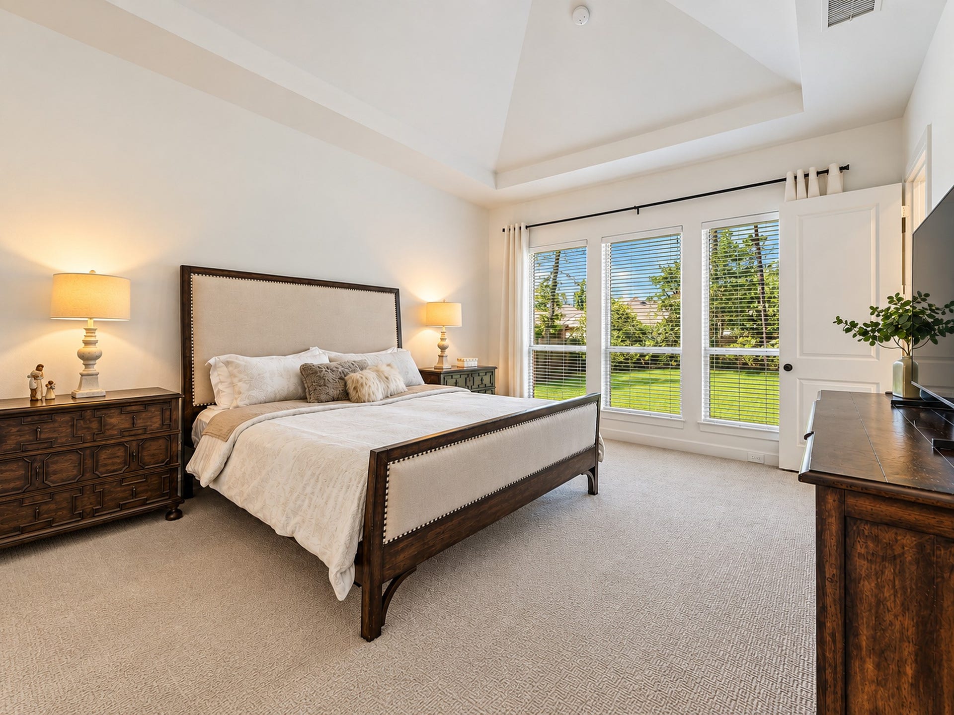 607 Starlit Sky Court, Willis, TX 77318 Serene light filled primary suite