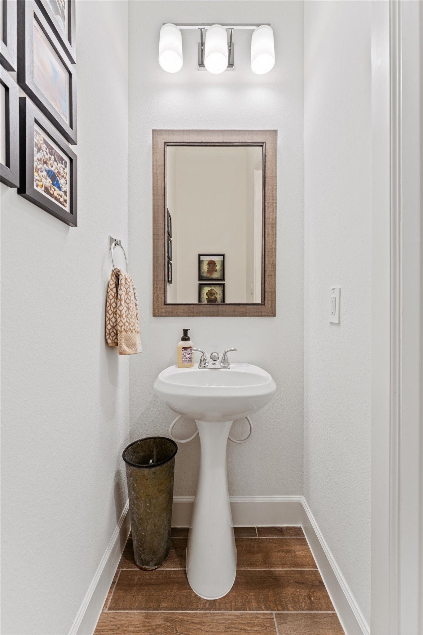 607 Starlit Sky Court, Willis, TX 77318 Stylish powder room