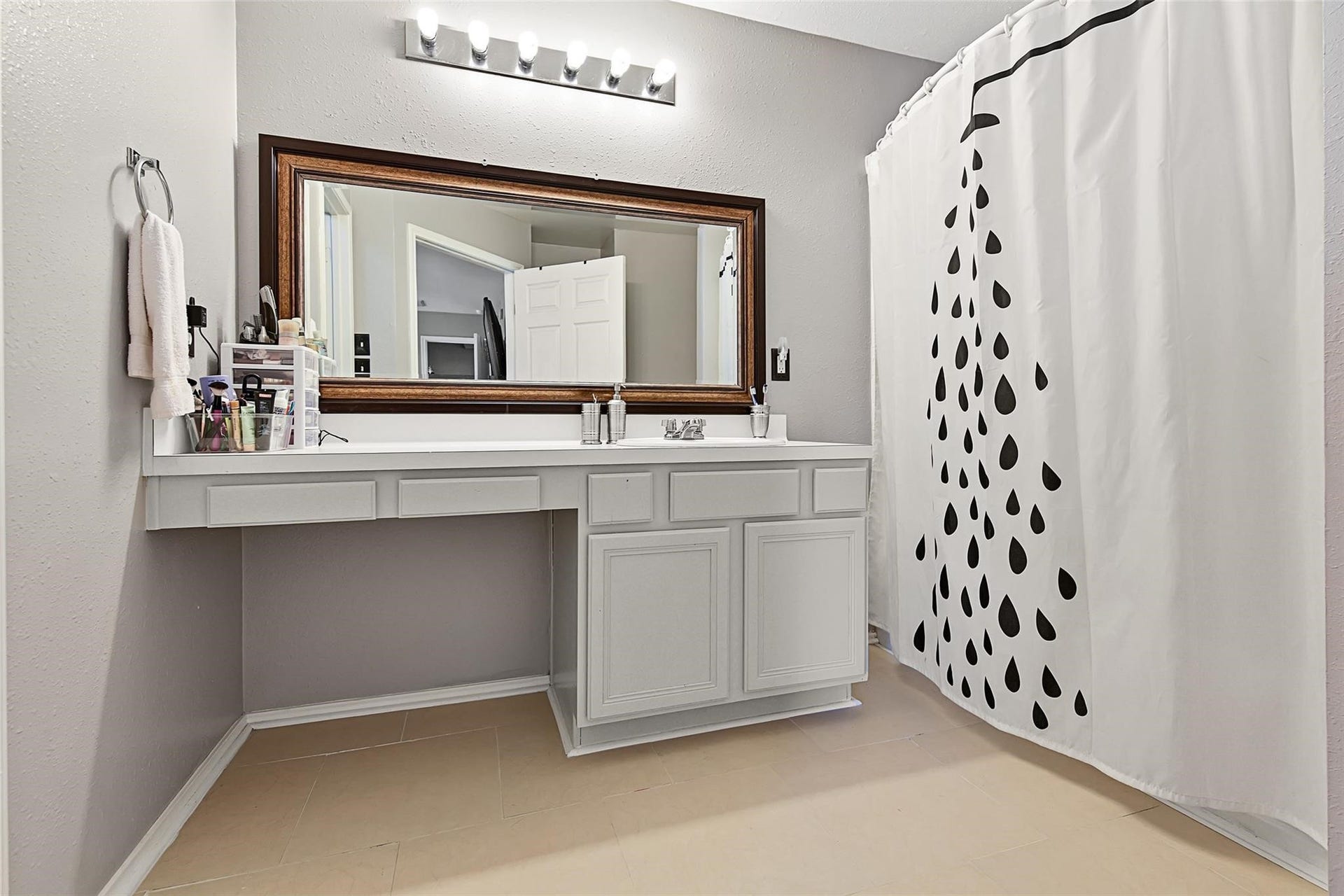 18114 Hanover Glen Lane, Richmond, TX 77407 View of the primary bathroom before the recent neutral paint