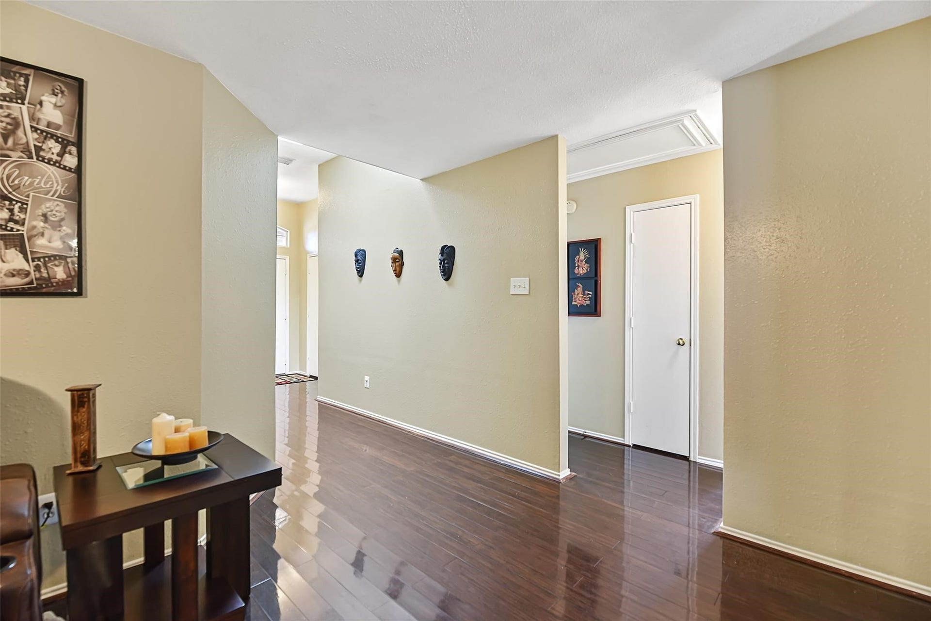 18114 Hanover Glen Lane, Richmond, TX 77407 View of the hallway before the recent neutral paint