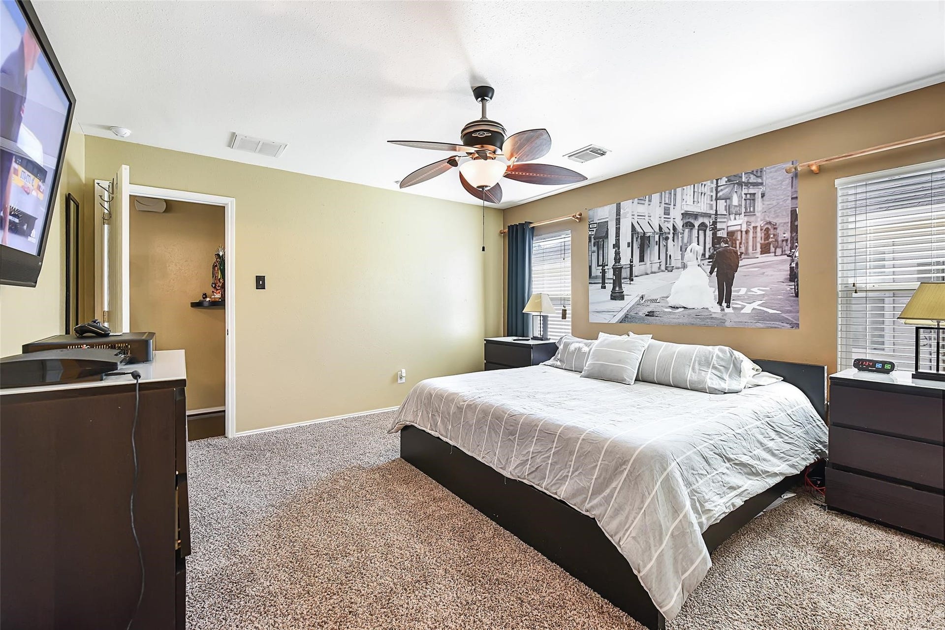 18114 Hanover Glen Lane, Richmond, TX 77407 View of the primary bedroom before the recent neutral paint