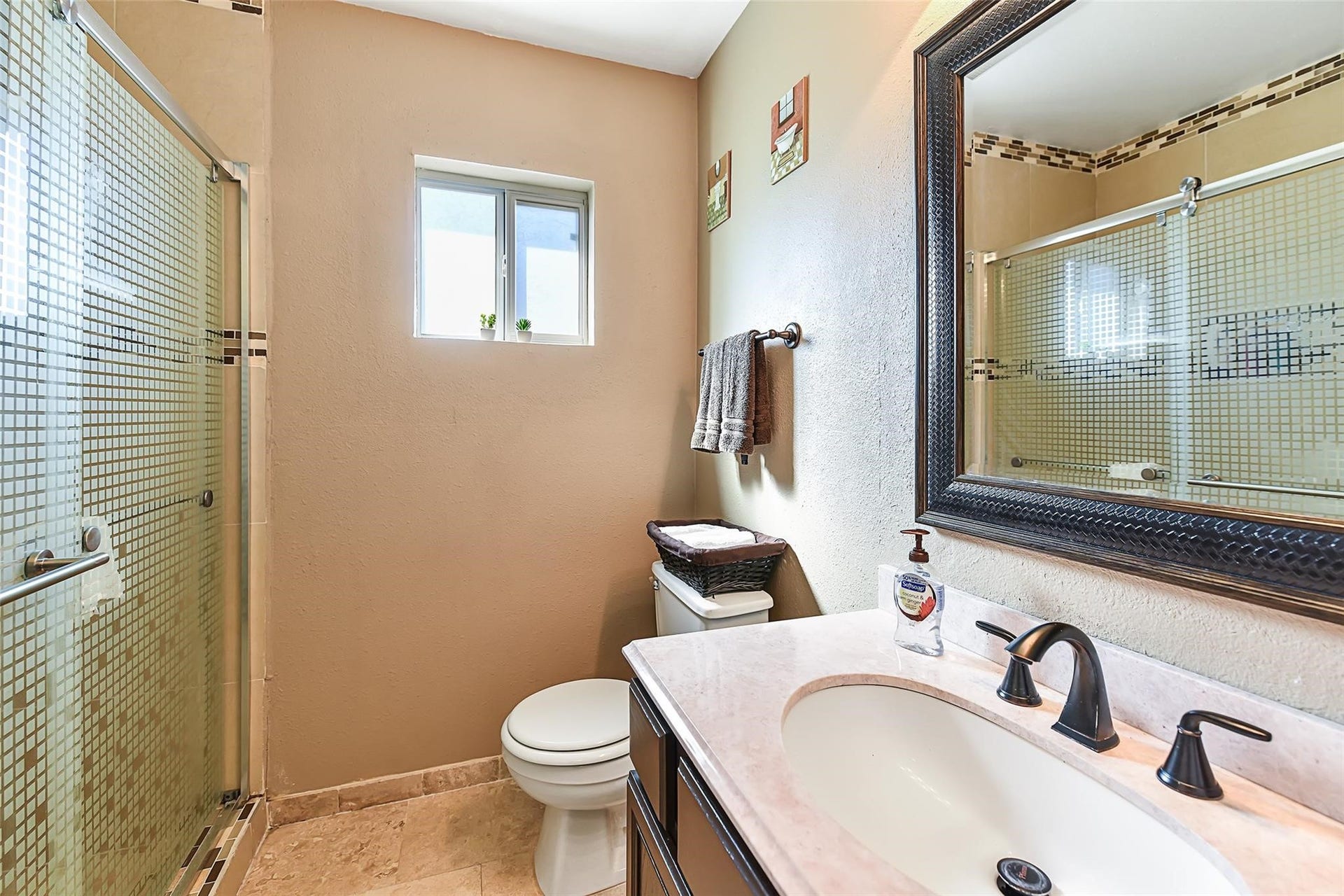 18114 Hanover Glen Lane, Richmond, TX 77407 View of the secondary bathroom before the recent neutral paint