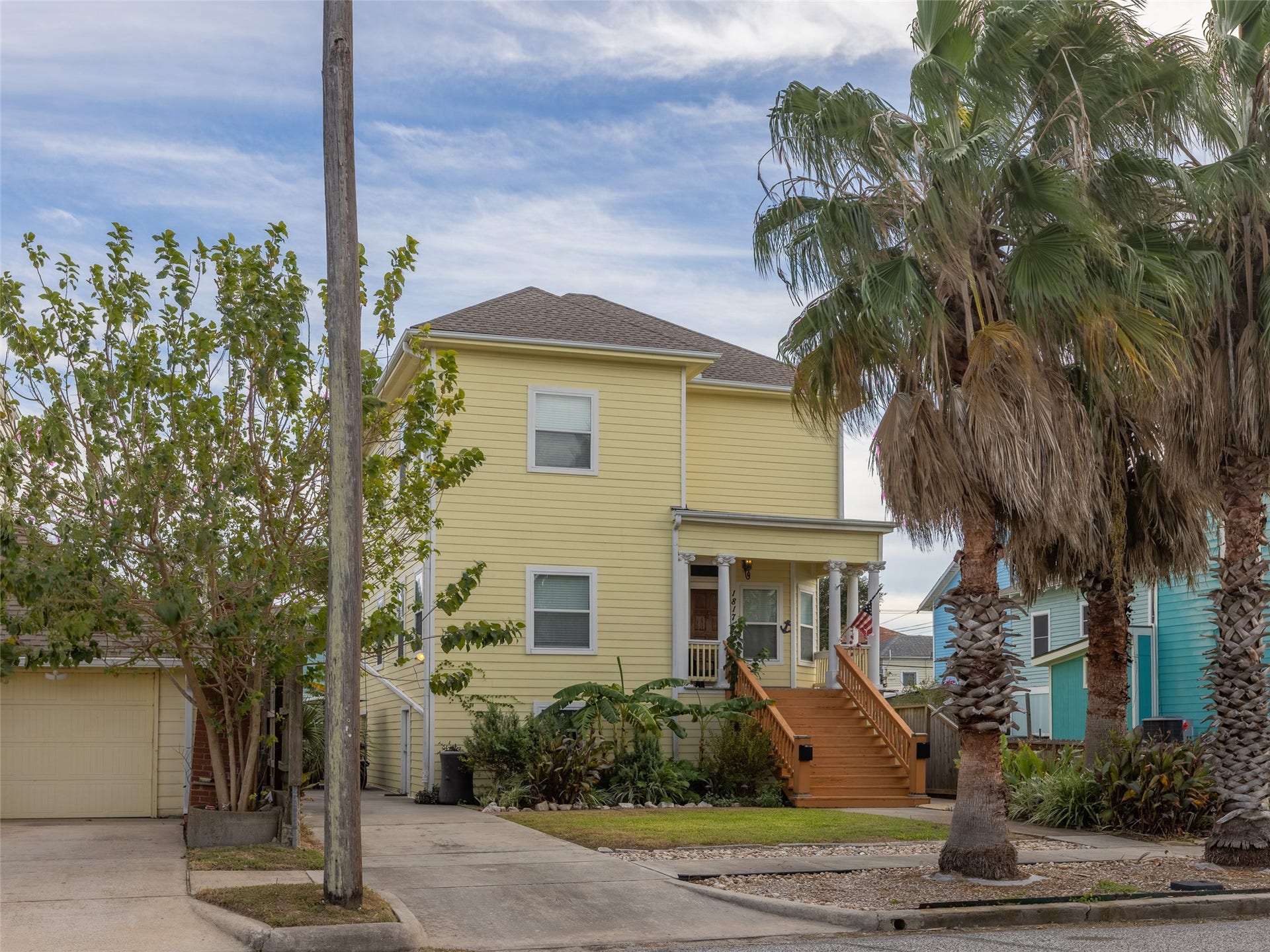 1817 Avenue O, Galveston, TX 77550 Front of the house from another angle
