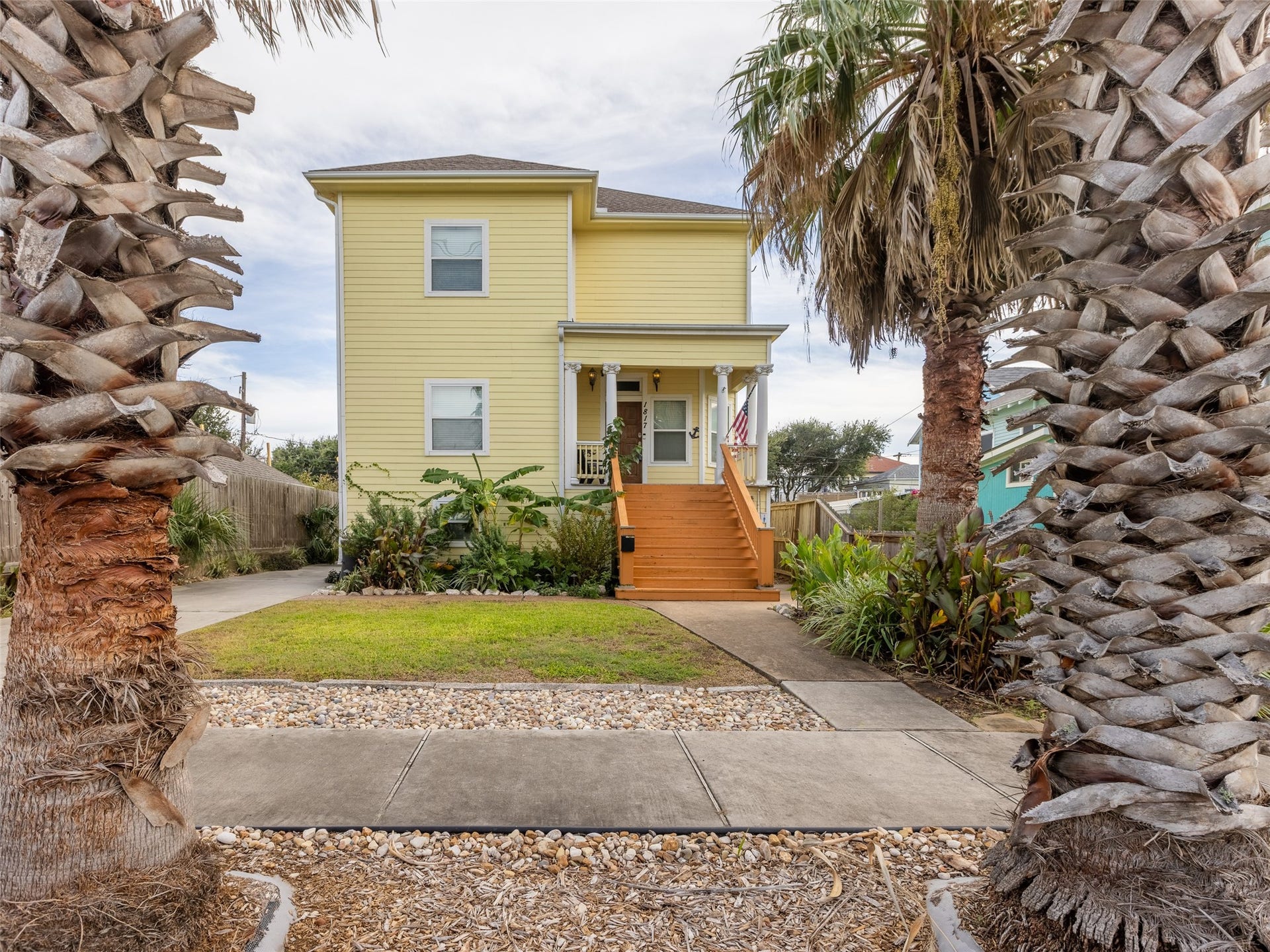 1817 Avenue O, Galveston, TX 77550 Front House showing the two palms